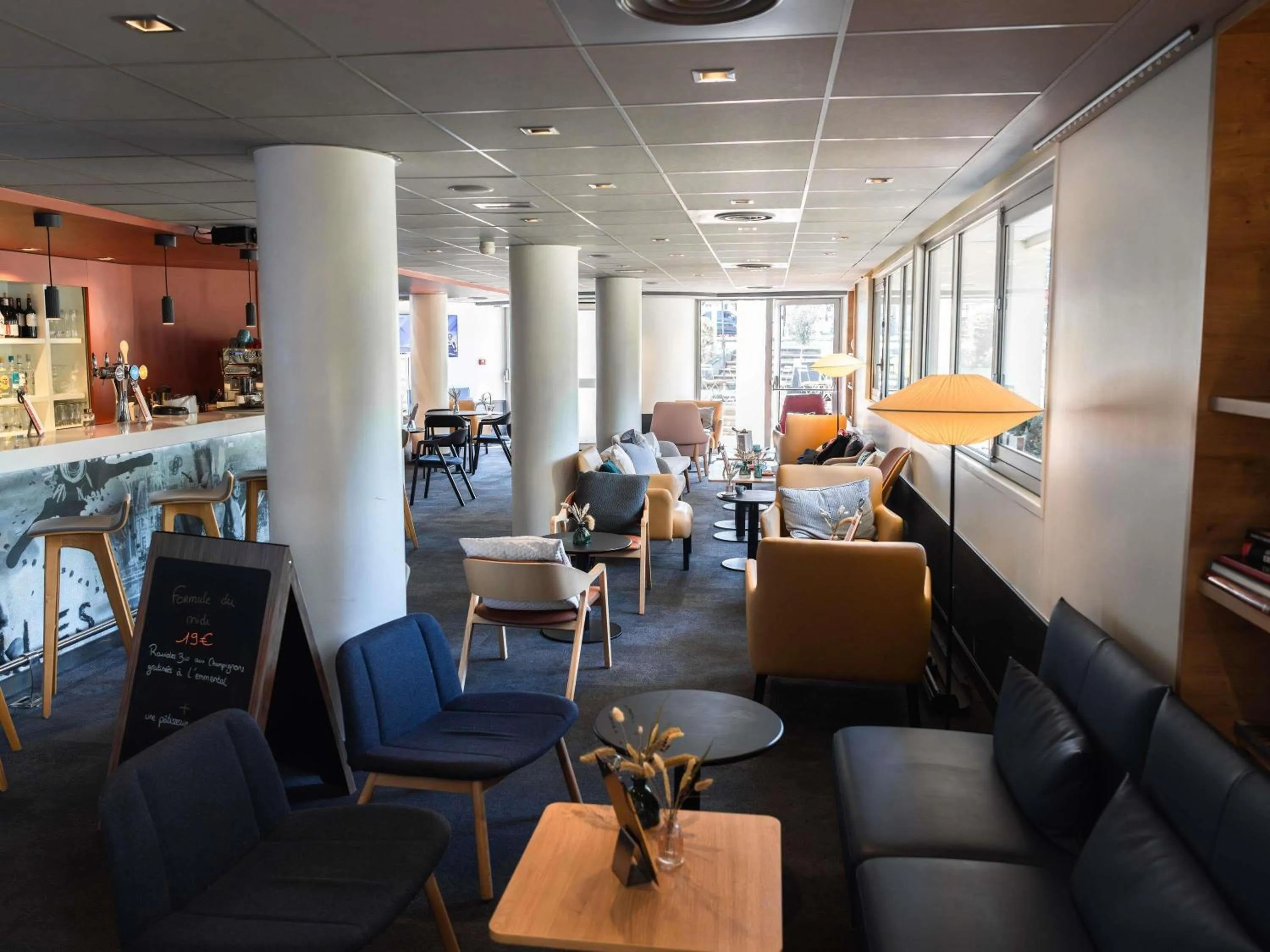 Lounge or bar in Novotel Château de Versailles