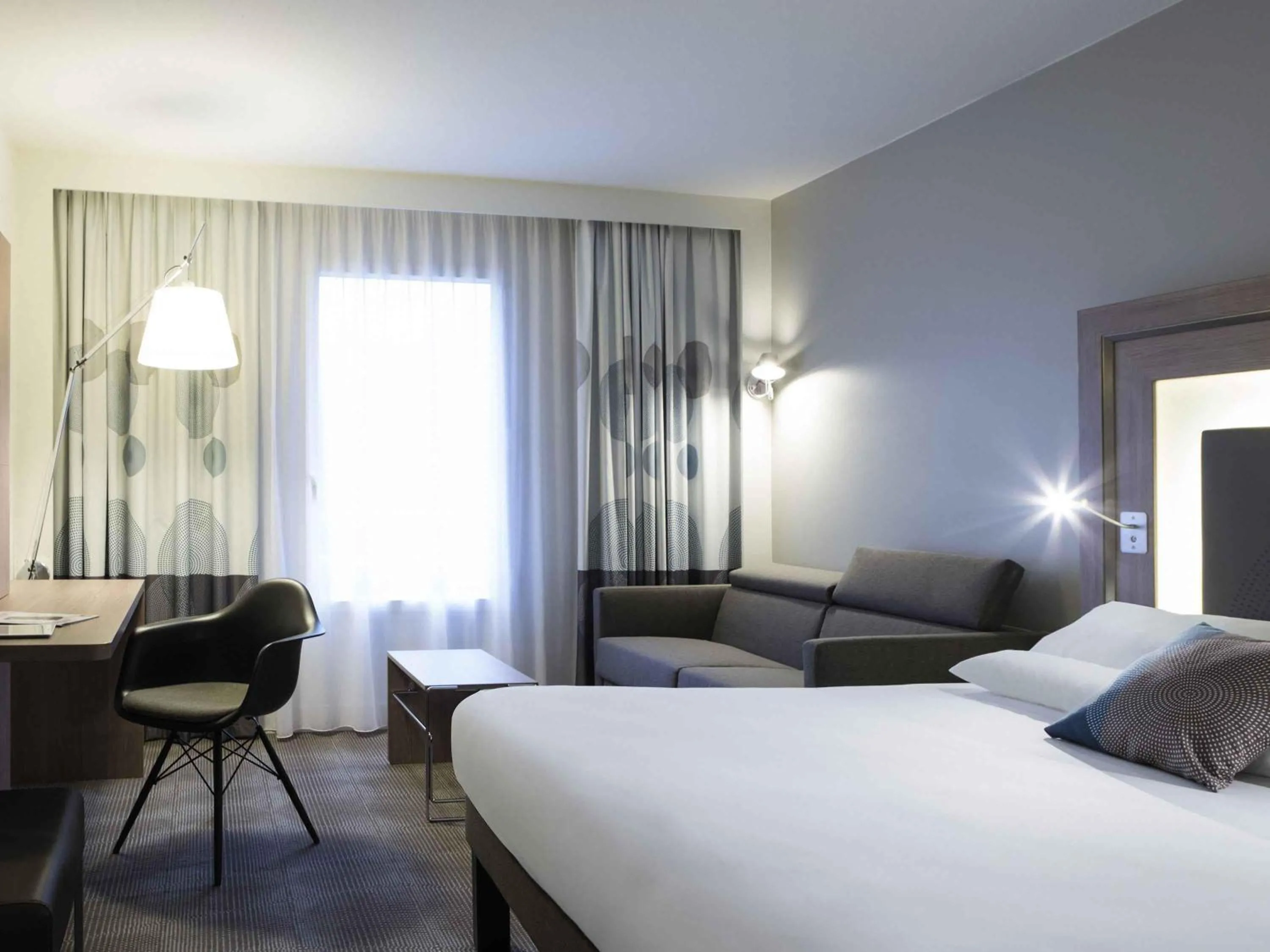 Bedroom, Bed in Novotel Château de Versailles