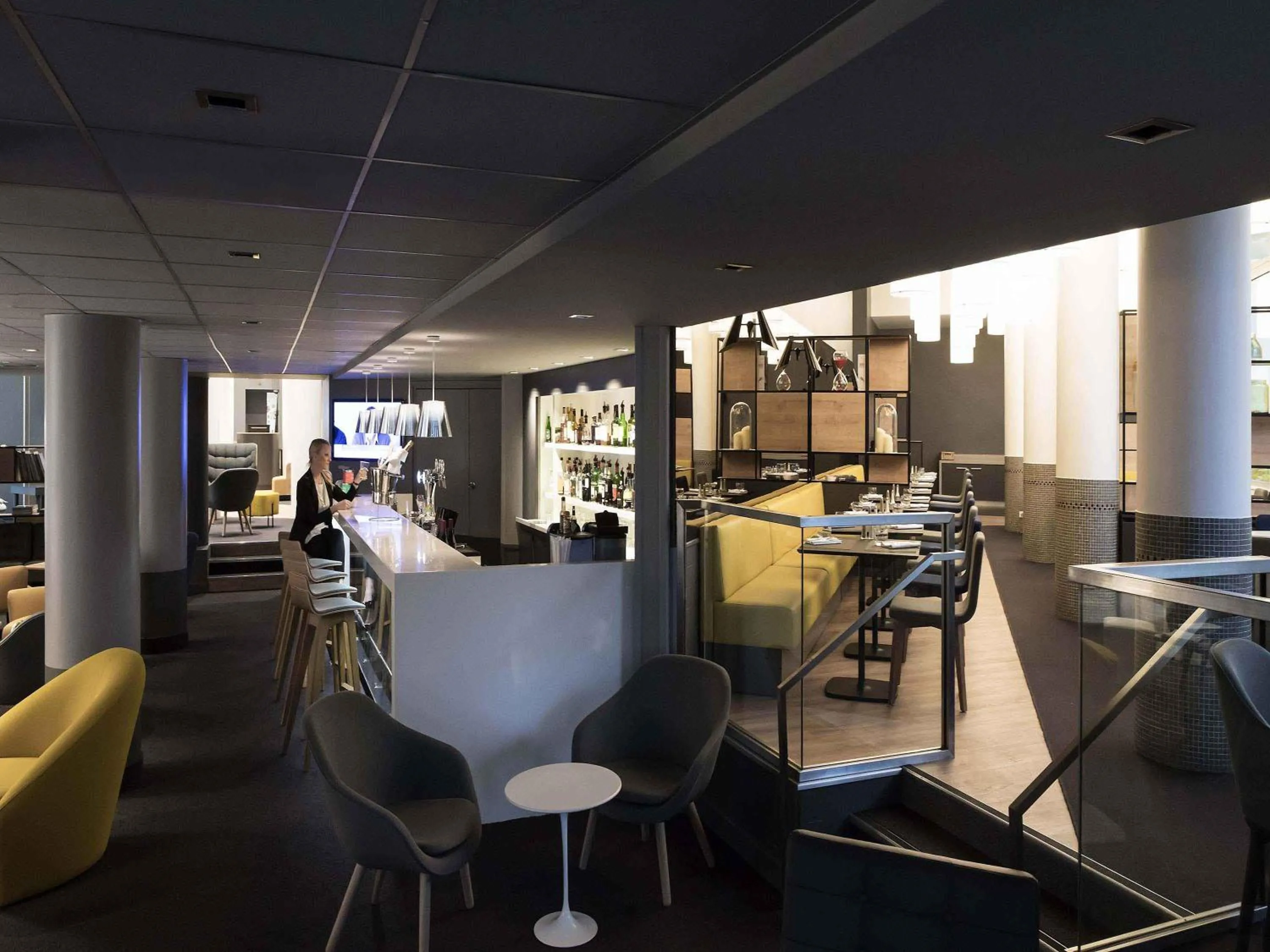 Lounge or bar in Novotel Château de Versailles