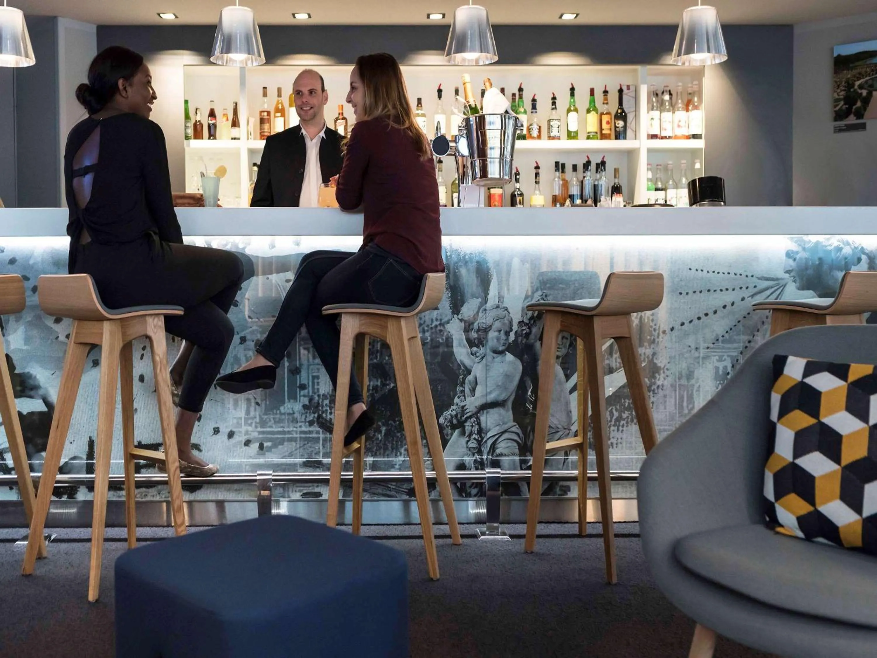 Lounge or bar in Novotel Château de Versailles