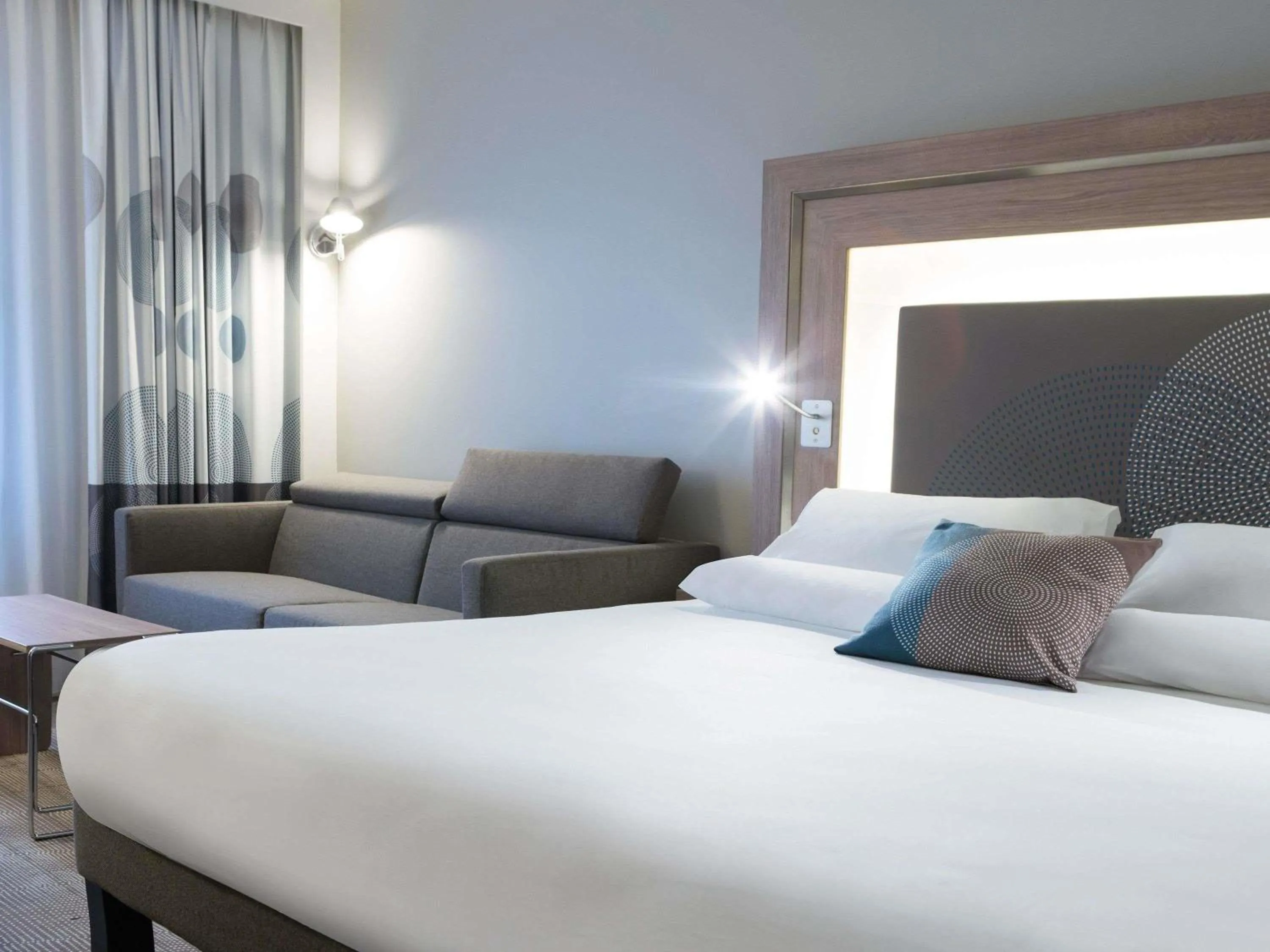 Bedroom, Bed in Novotel Château de Versailles