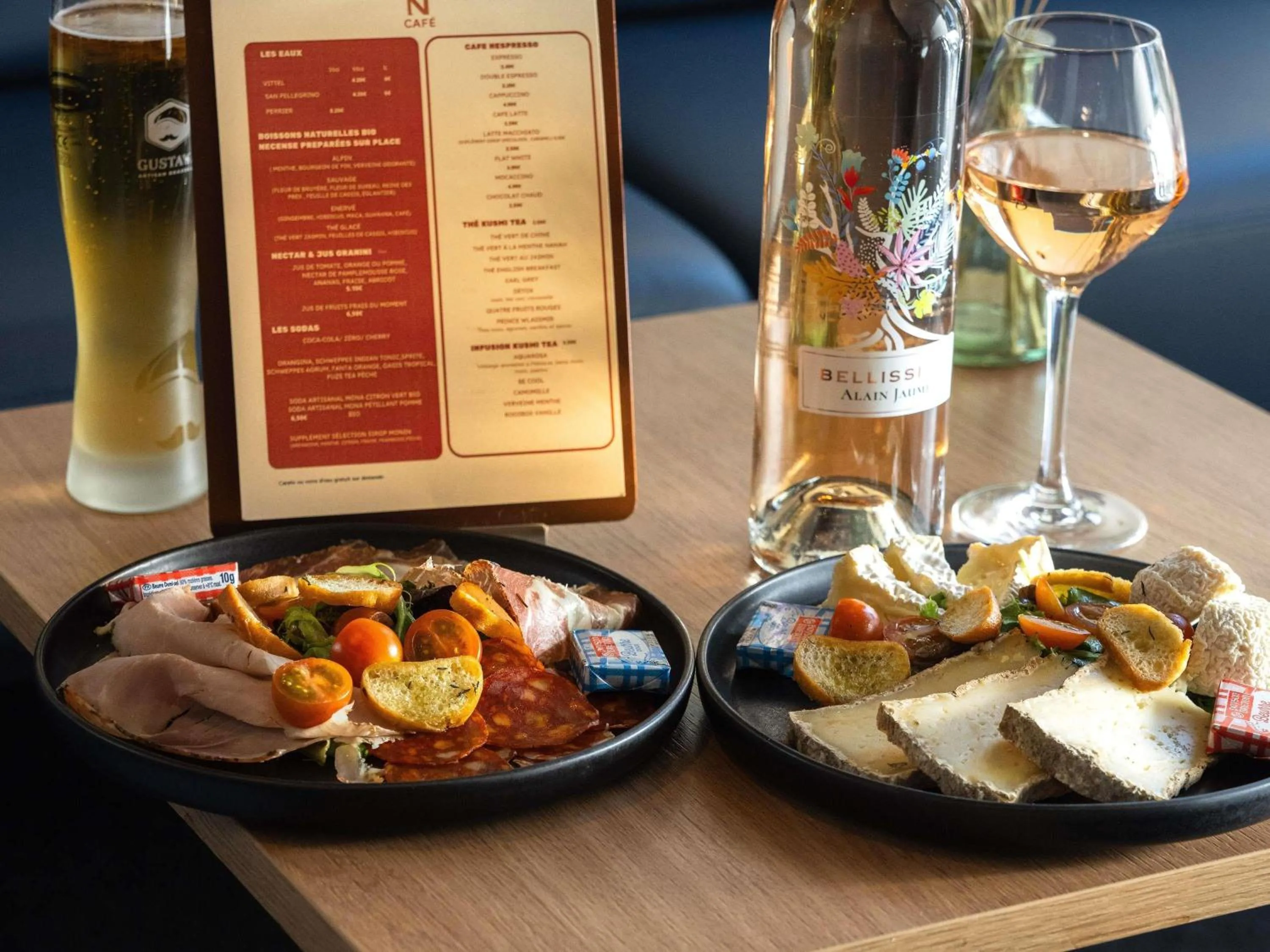 Lounge or bar in Novotel Château de Versailles