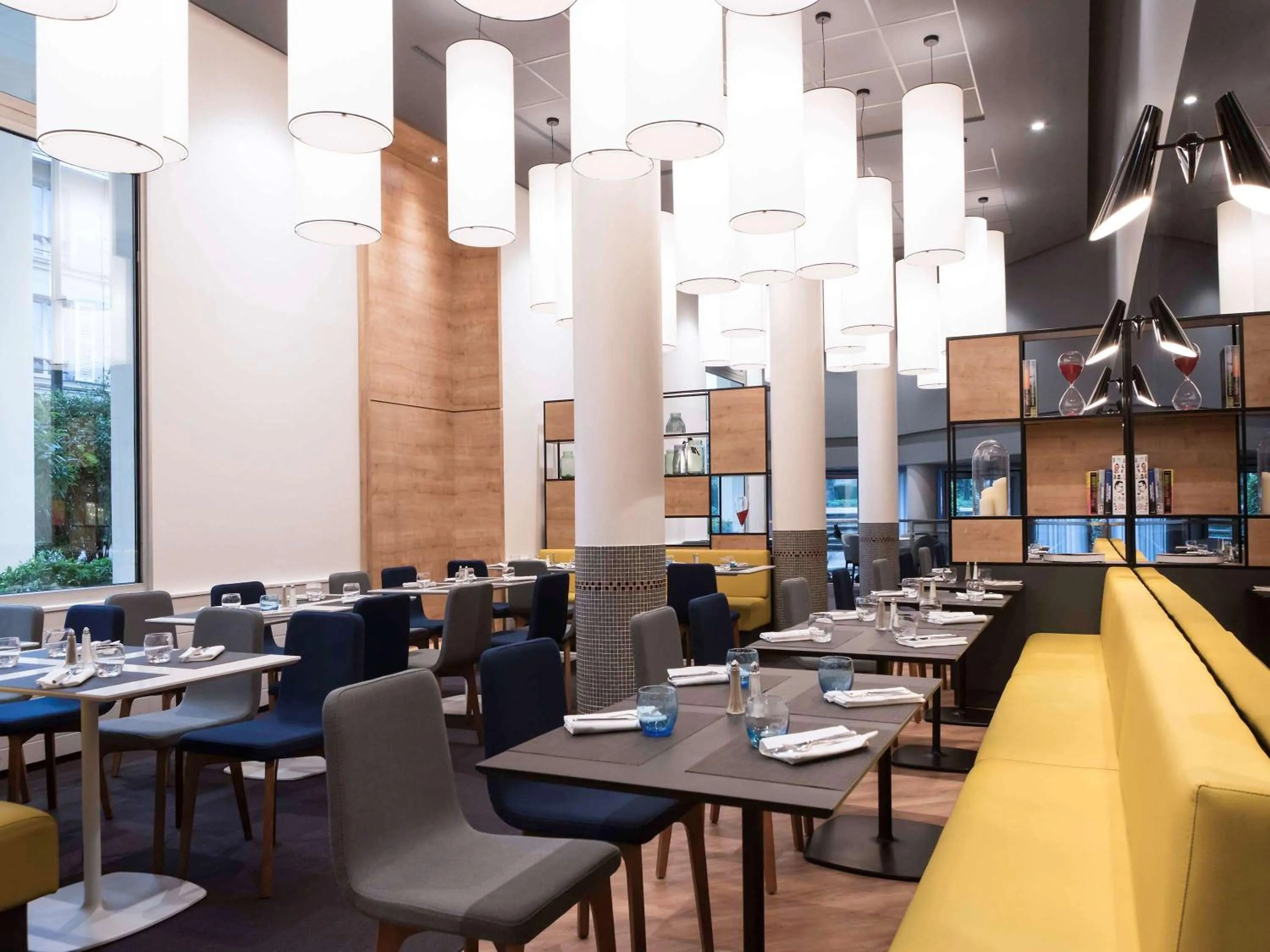 Restaurant/places to eat in Novotel Château de Versailles