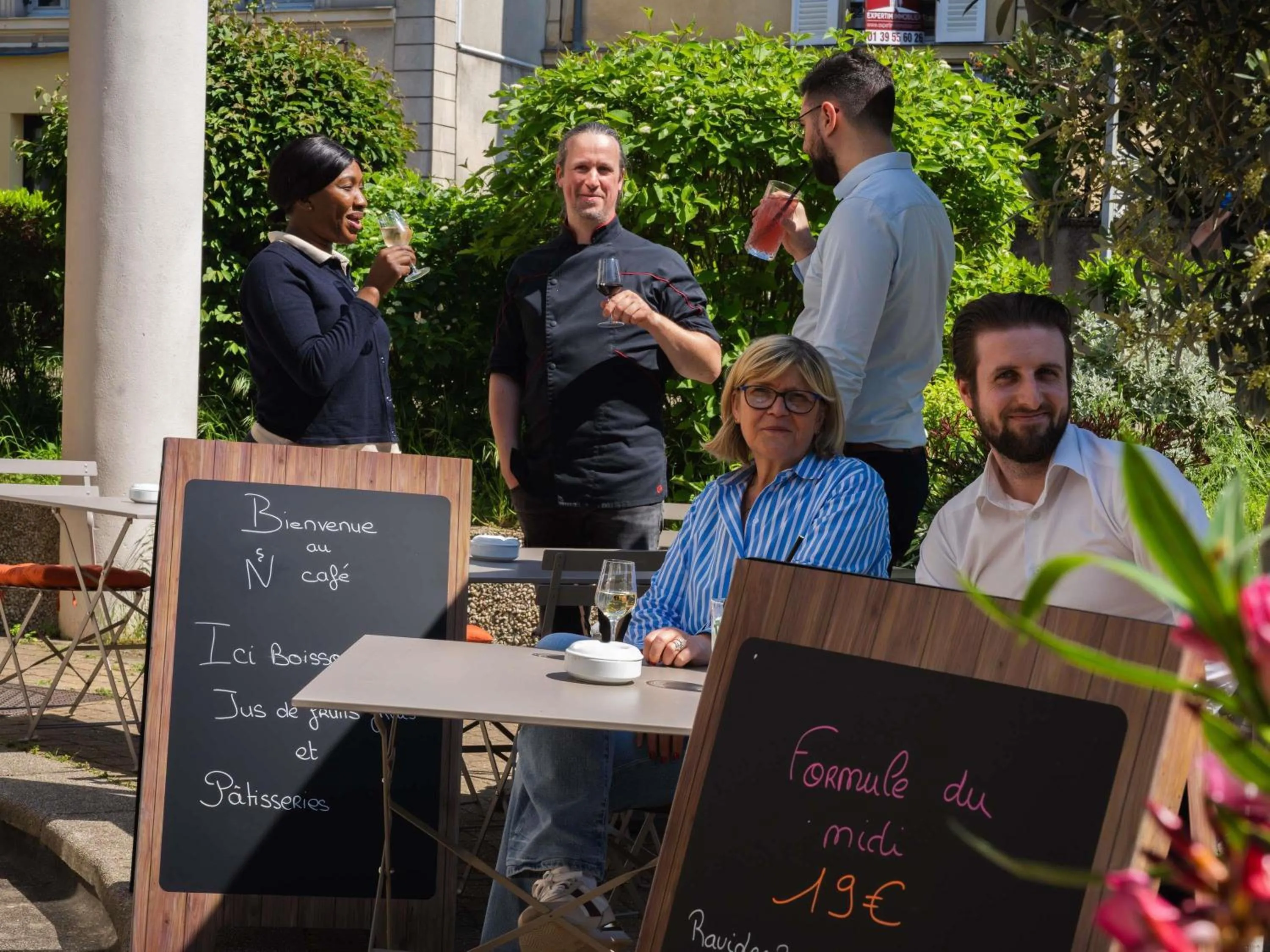 Restaurant/places to eat in Novotel Château de Versailles
