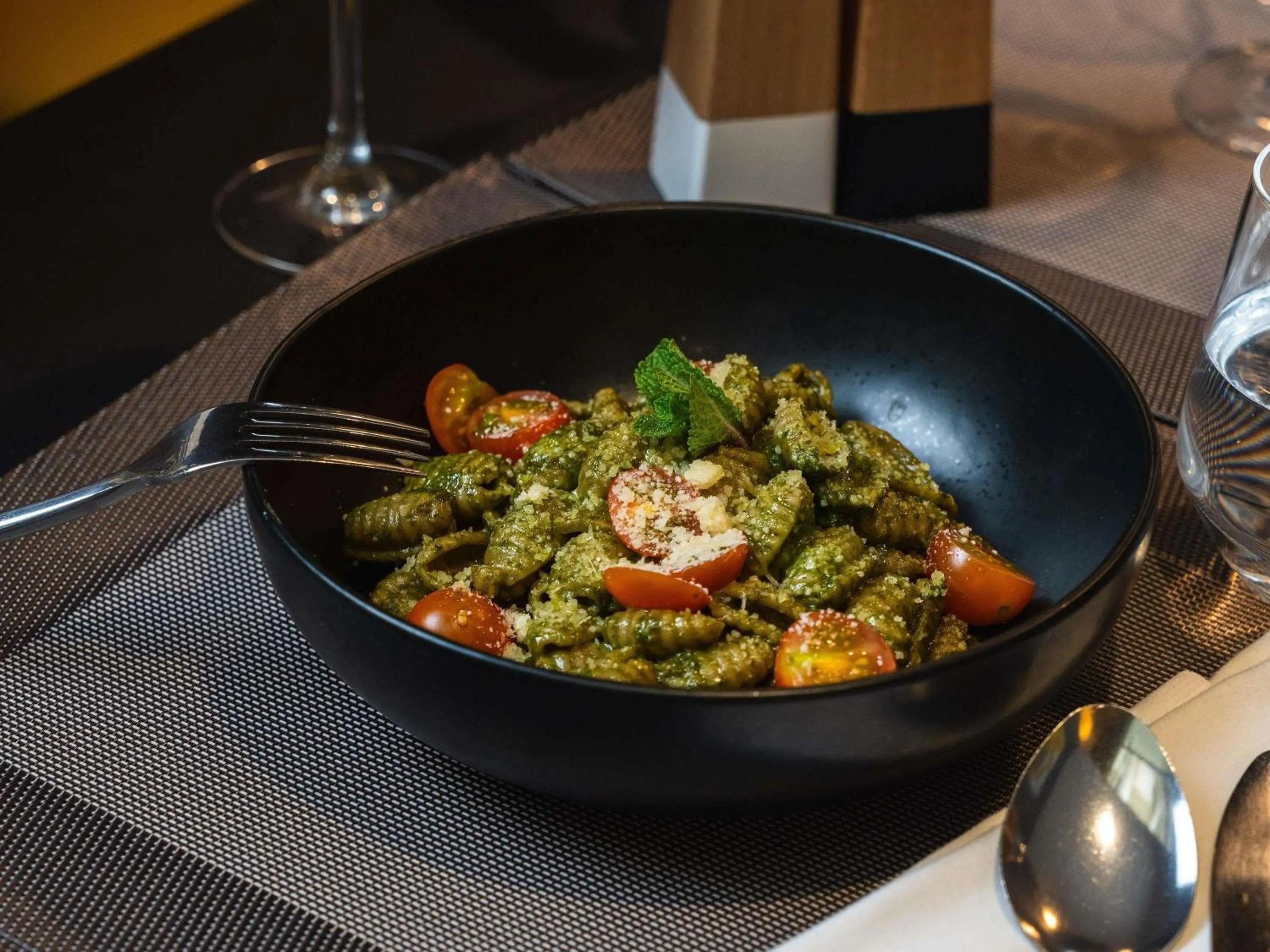 Restaurant/places to eat in Novotel Château de Versailles