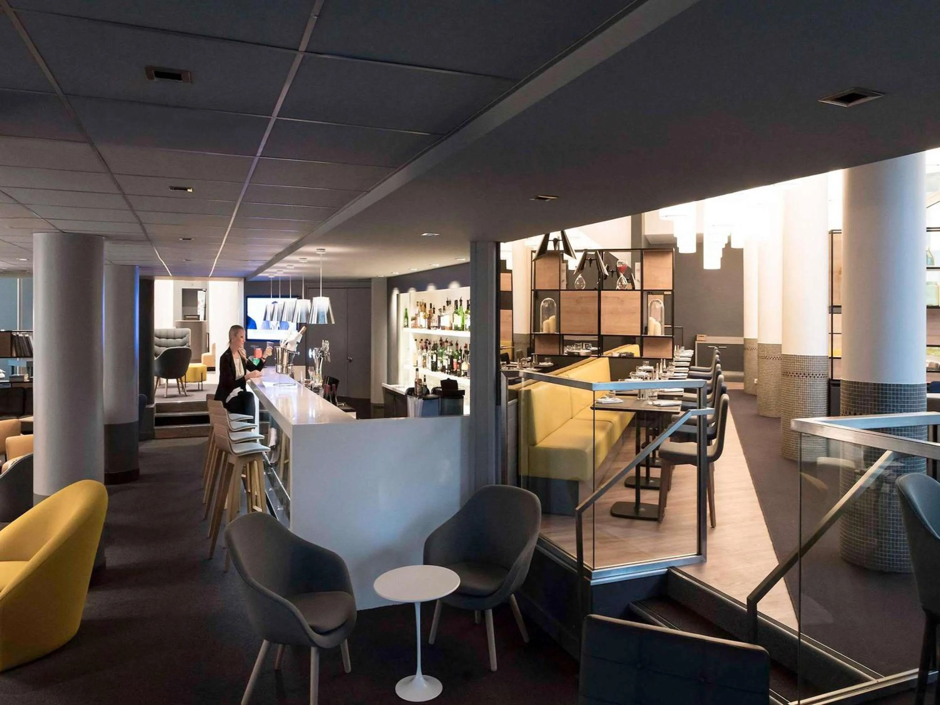 Lounge or bar in Novotel Château de Versailles