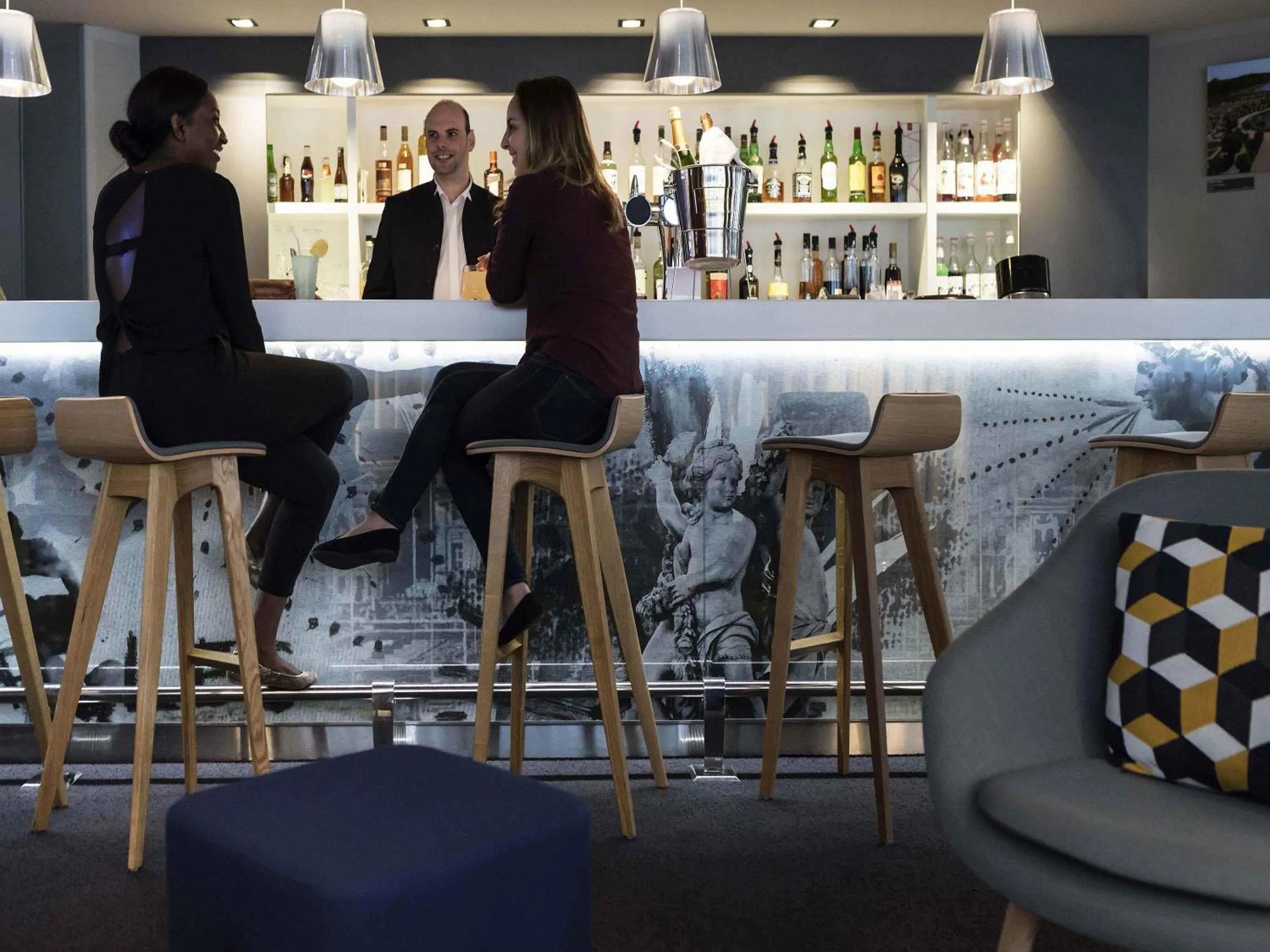 Lounge or bar in Novotel Château de Versailles