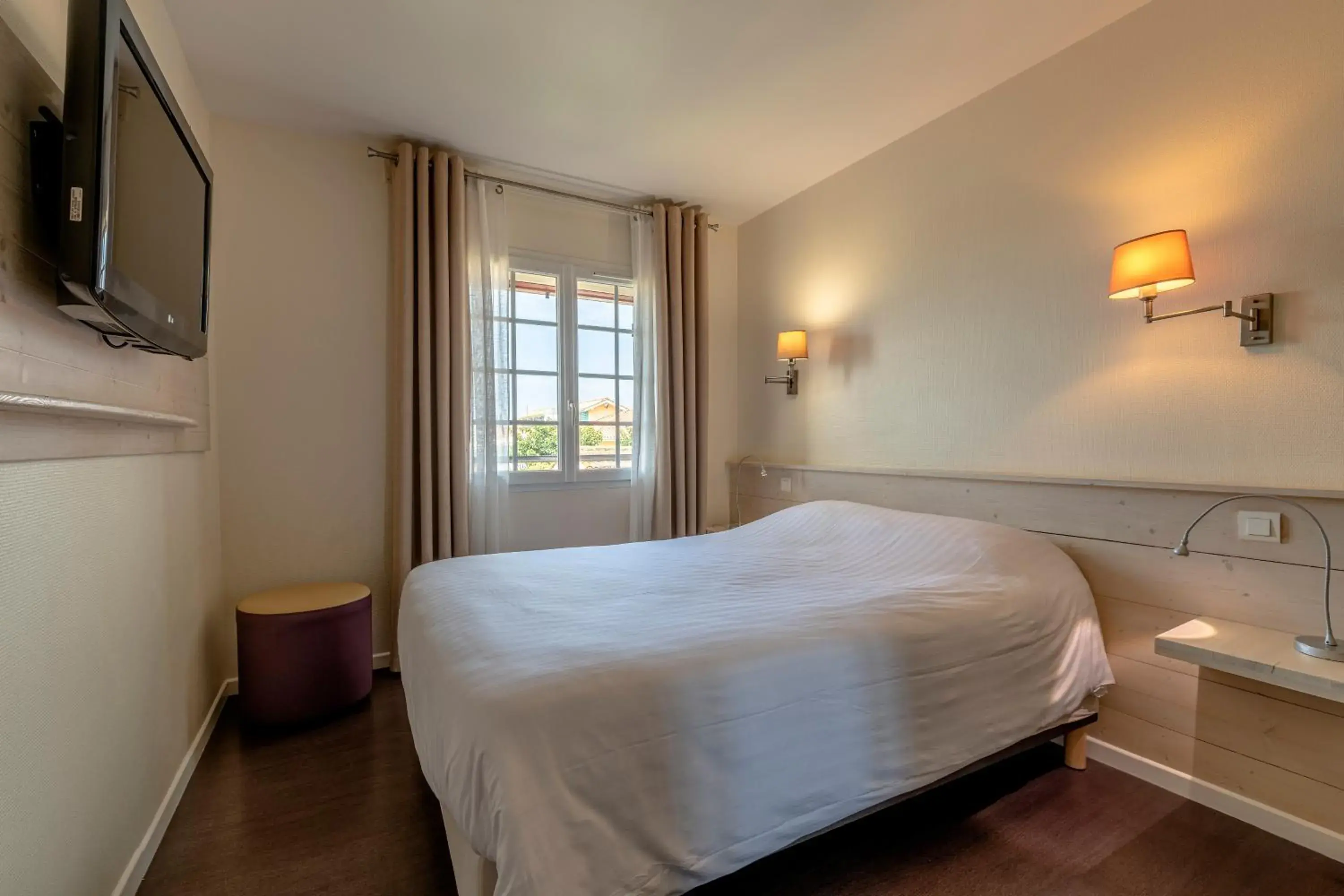 Double Room - single occupancy in Logis Hôtel de L'Océan Double Room - single occupancy in Logis Hôtel de L'Océan