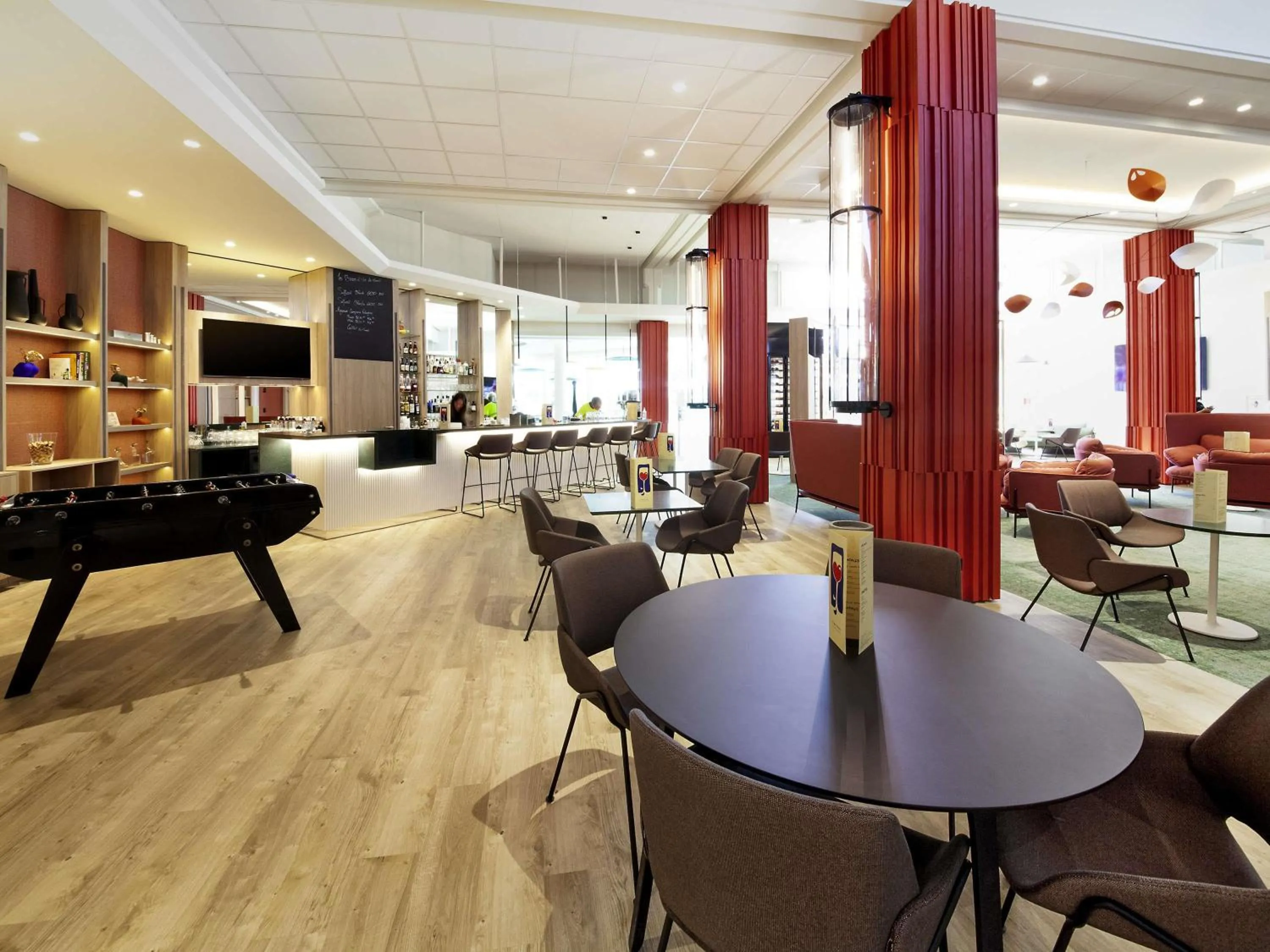 Lounge or bar in Novotel Clermont-Ferrand