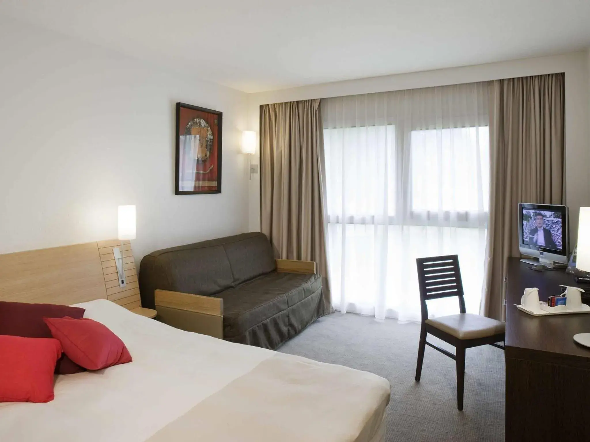 Bedroom, Bed in Novotel Clermont-Ferrand Bedroom, Bed in Novotel Clermont-Ferrand