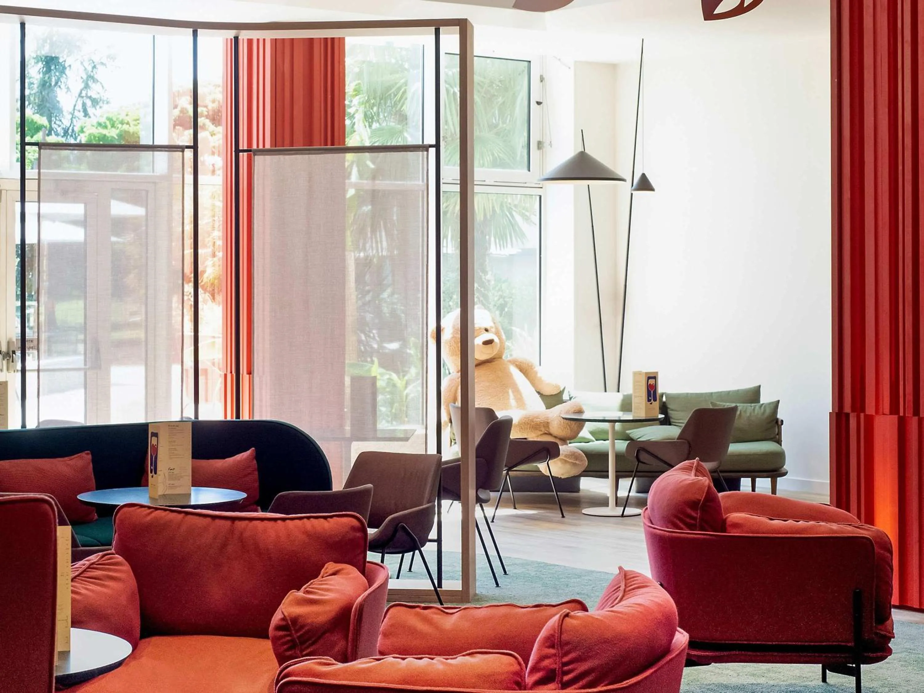 Lounge or bar in Novotel Clermont-Ferrand