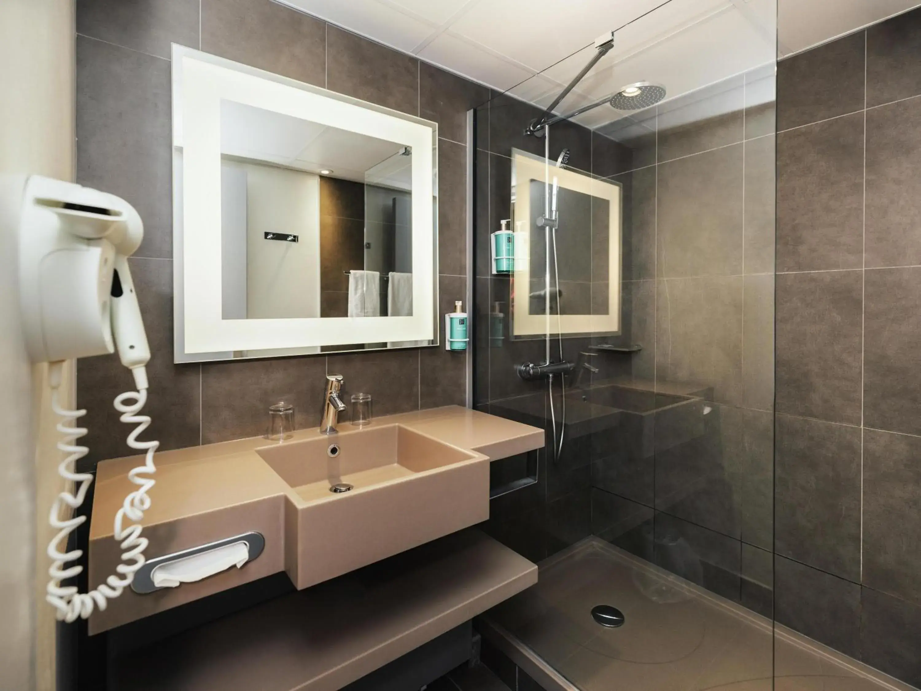 Standard Twin Room in Novotel Clermont-Ferrand Standard Twin Room in Novotel Clermont-Ferrand