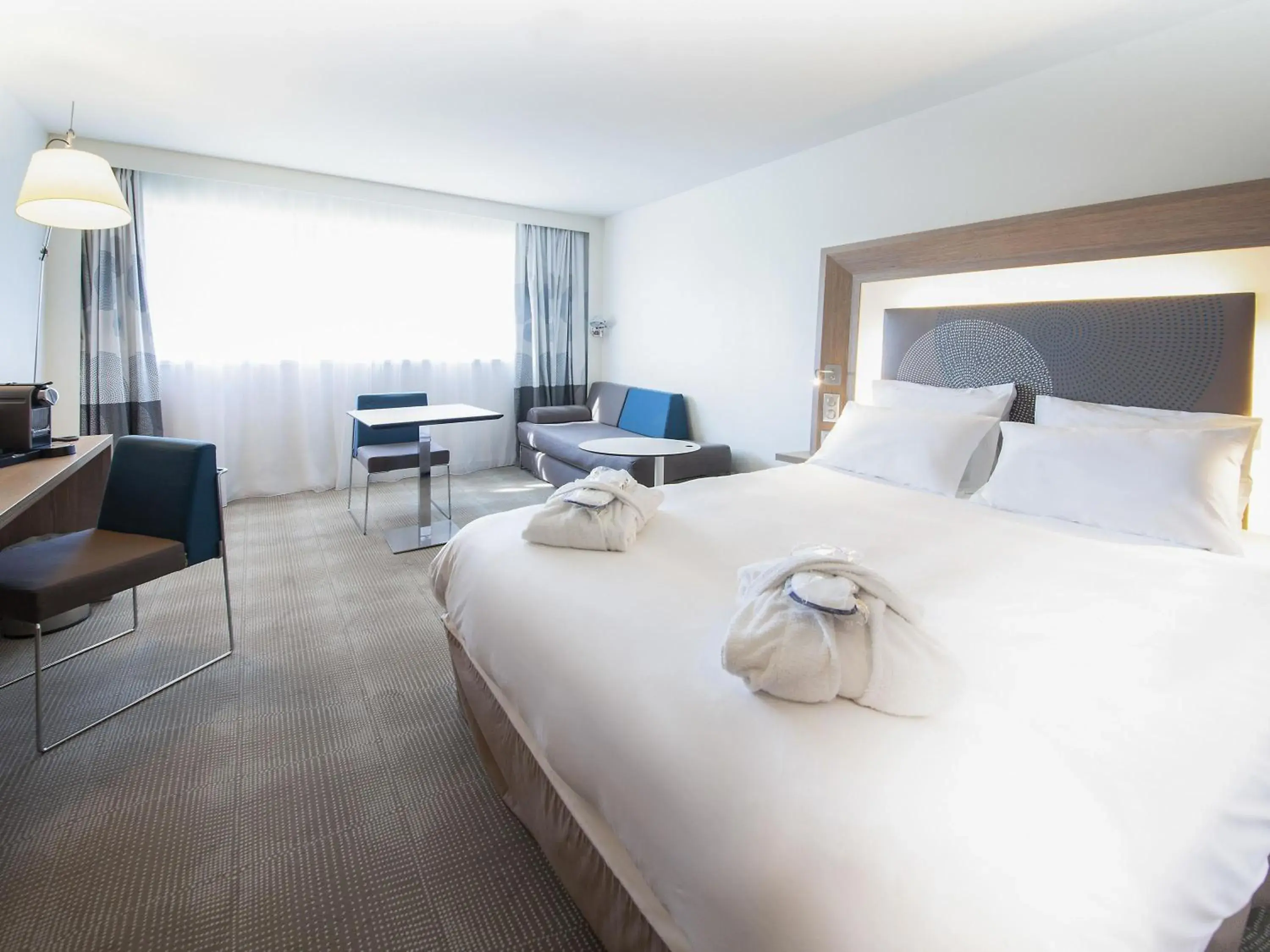 Bedroom, Bed in Novotel Clermont-Ferrand Bedroom, Bed in Novotel Clermont-Ferrand