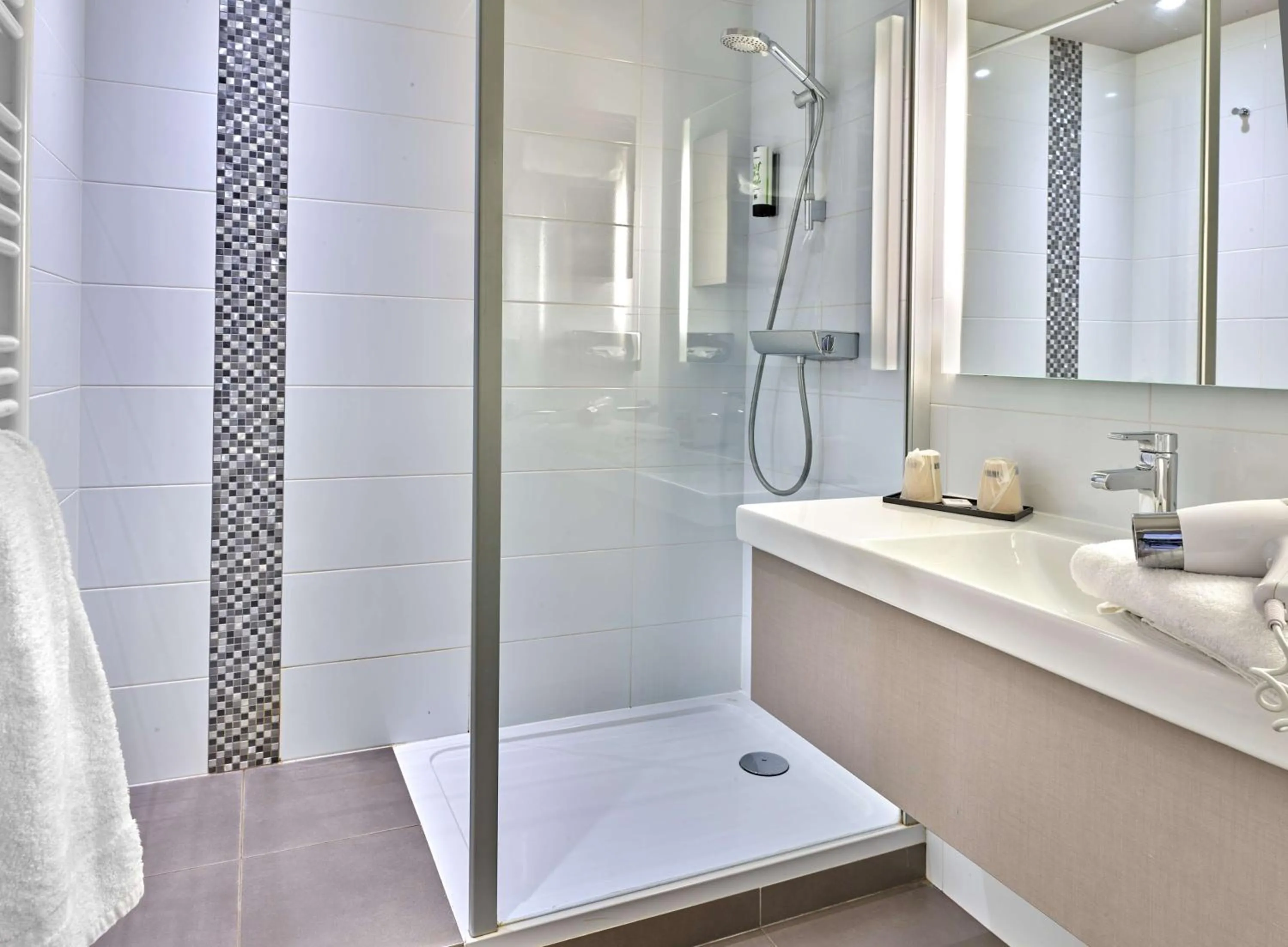 Bathroom in Best Western Plus Metz Technopole