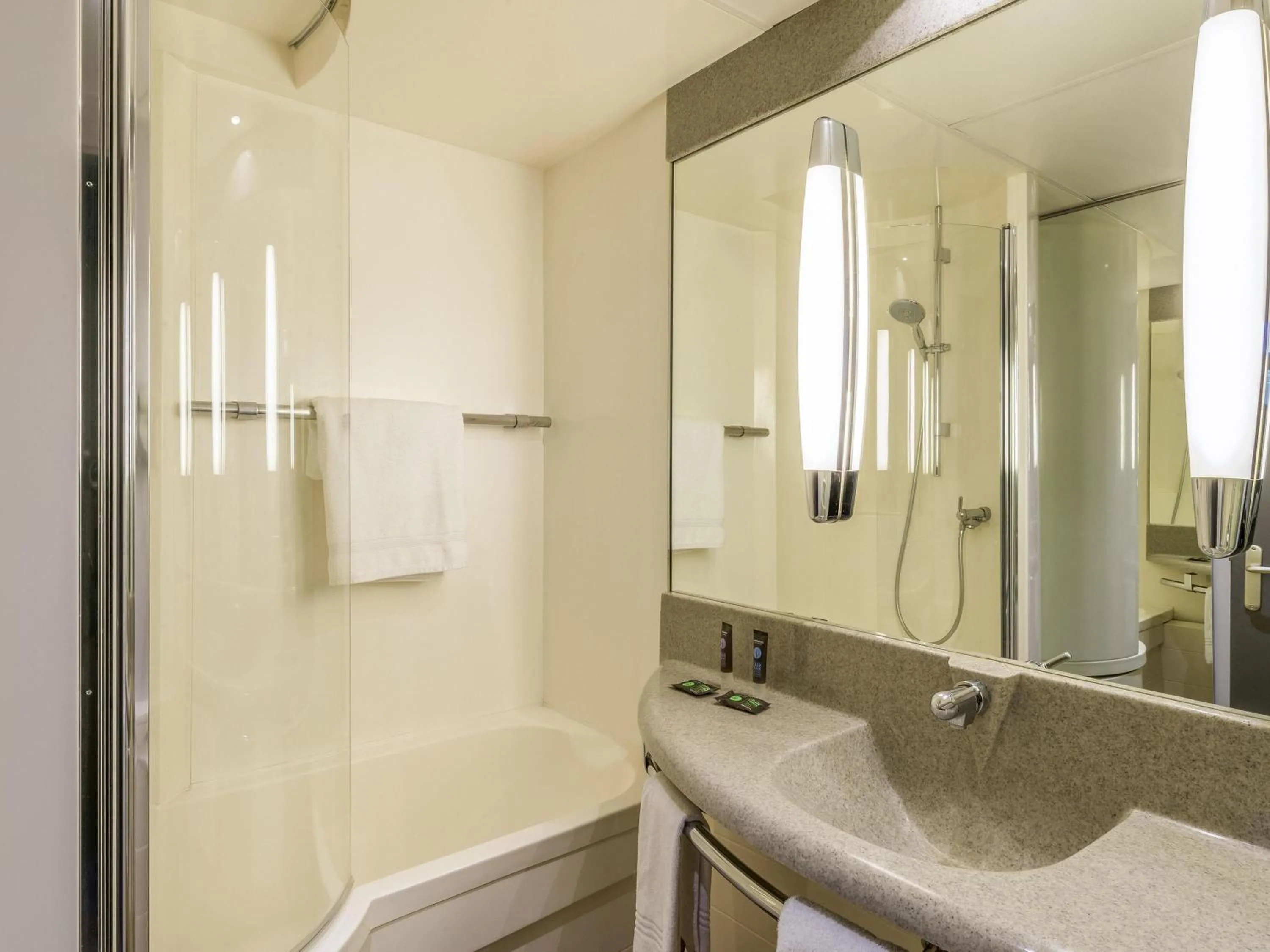 Bedroom in Novotel Paris Créteil Le Lac