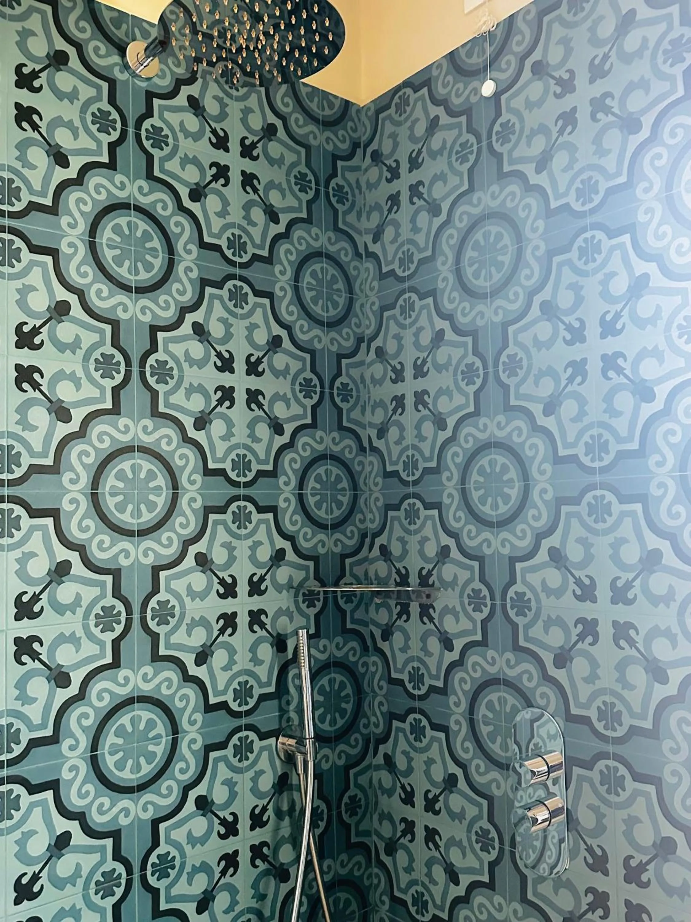 Shower in Resort Capo Bianco