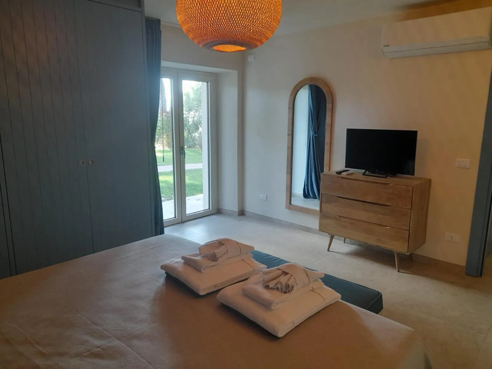 Bedroom, Bed in Resort Capo Bianco