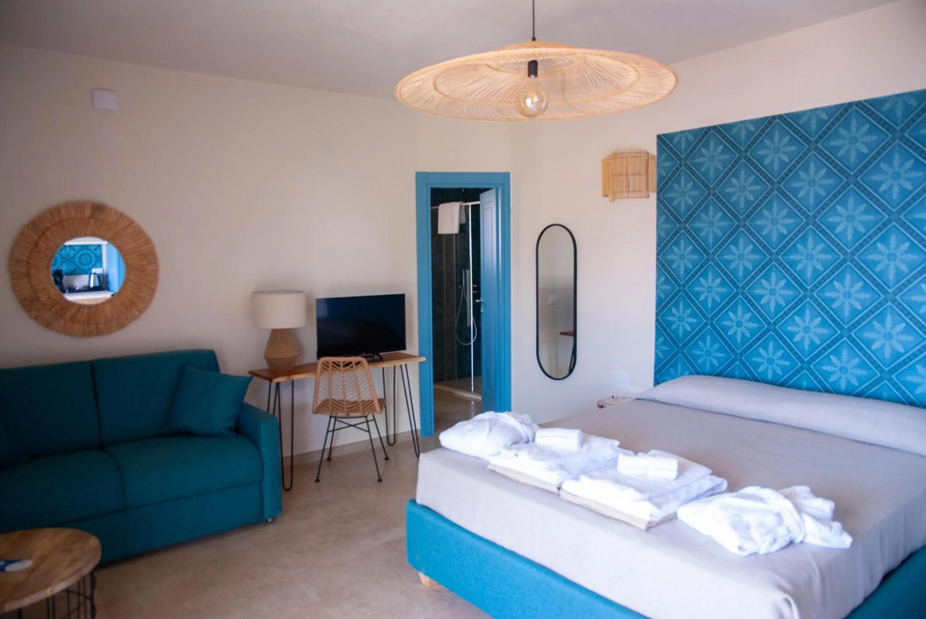 Living room, Bed in Resort Capo Bianco