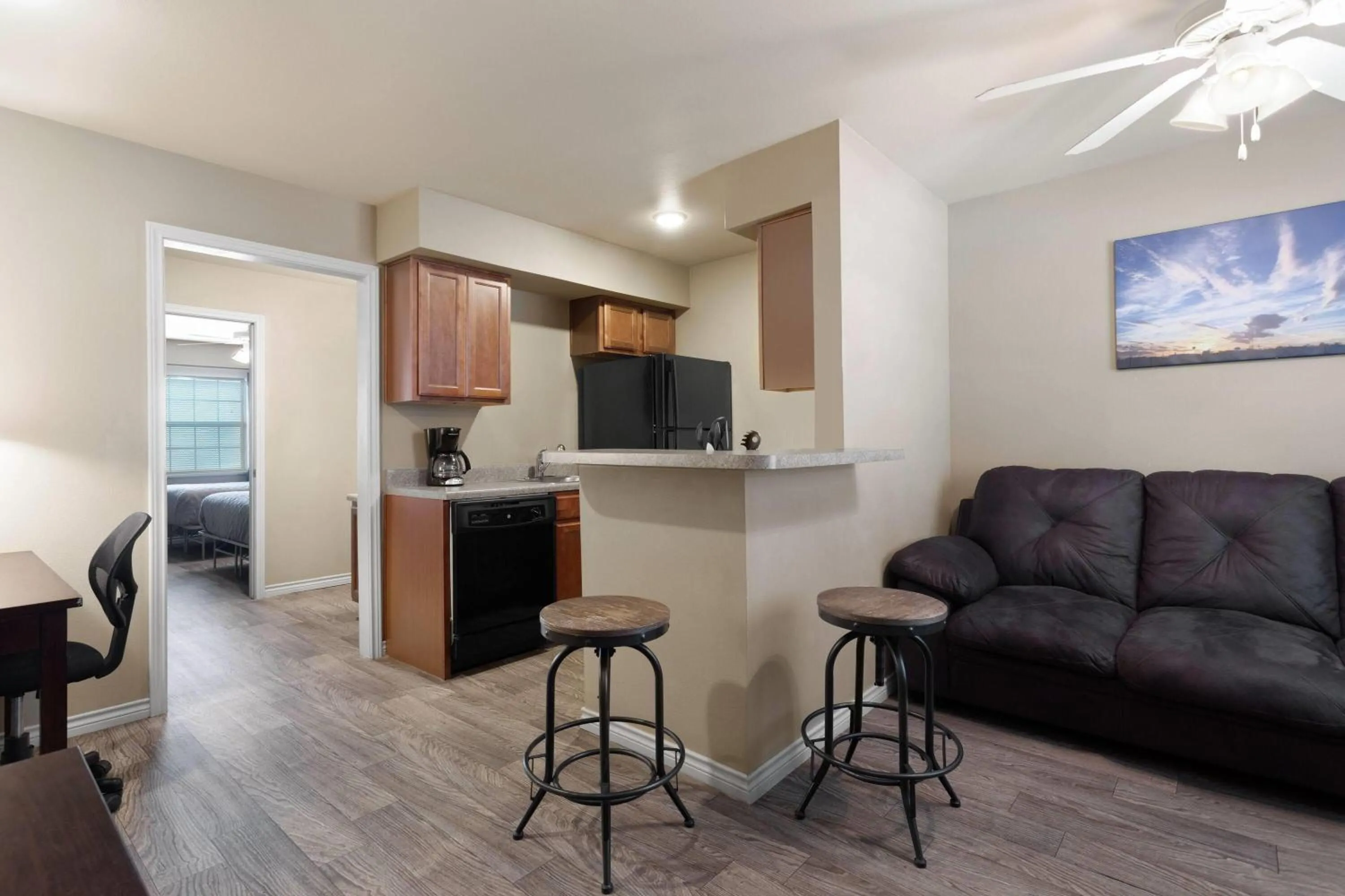 Living room in Eagle's Den Suites Andrews a Travelodge by Wyndham