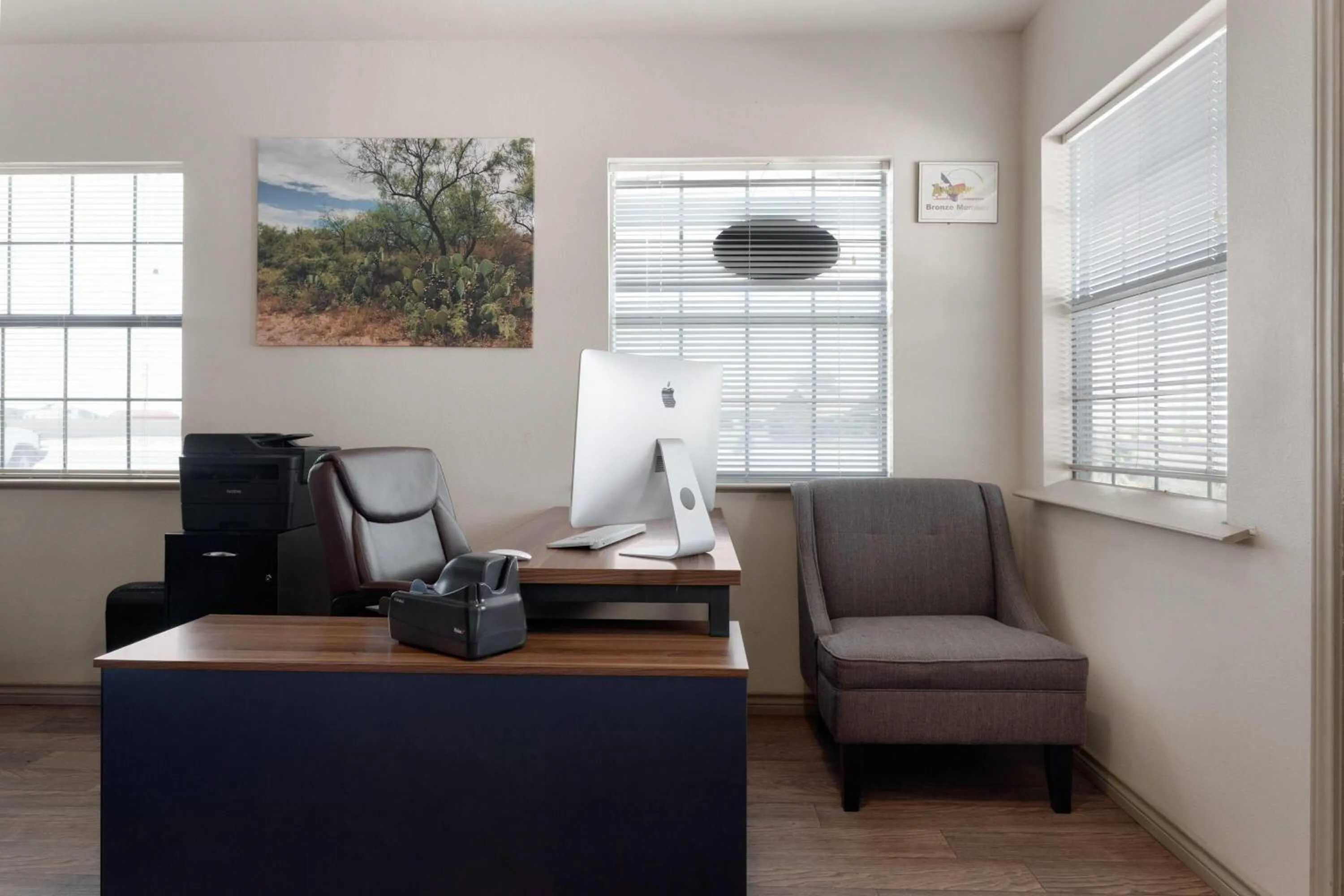 Lobby or reception in Eagle's Den Suites Andrews a Travelodge by Wyndham