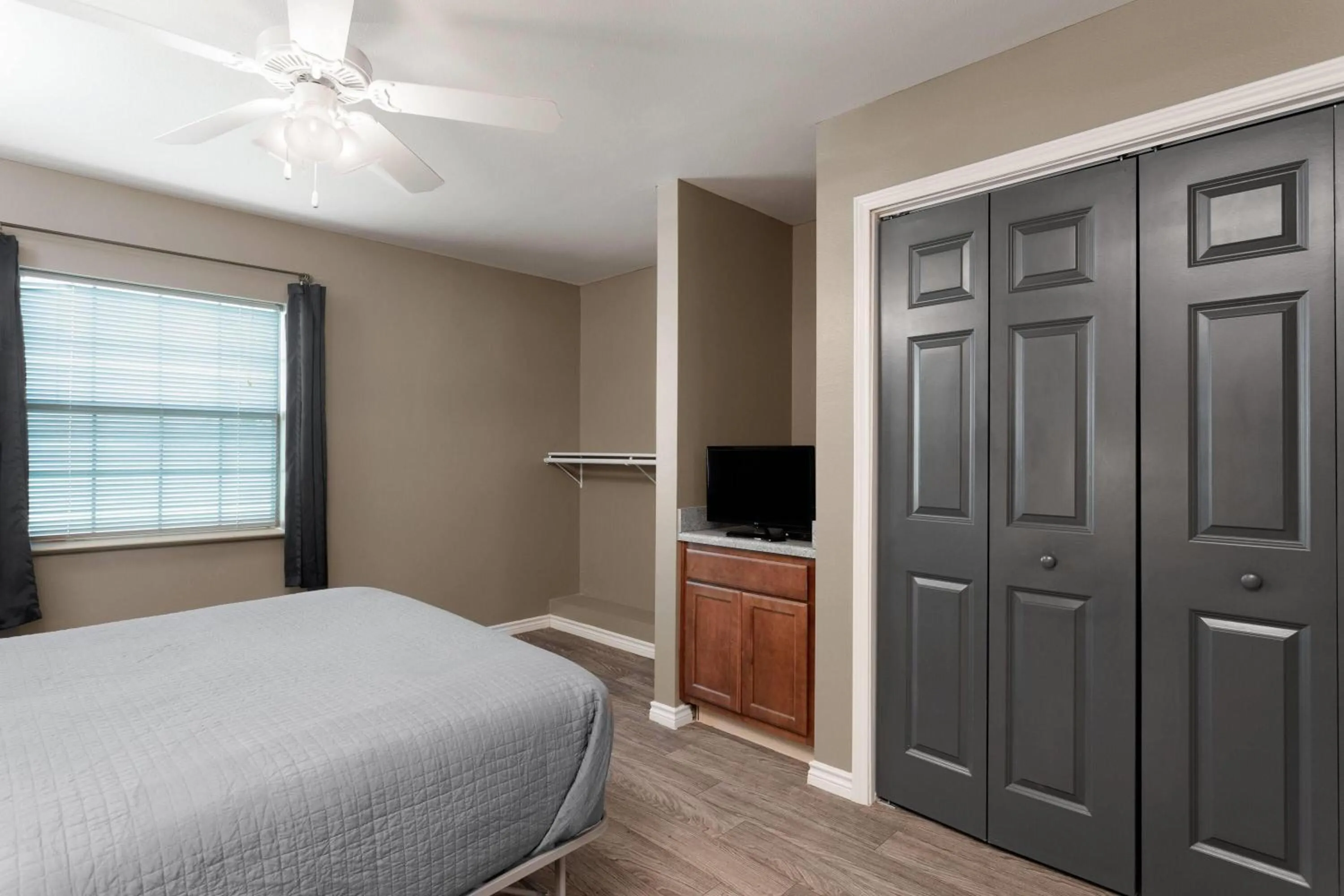 Photo of the whole room, Bed in Eagle's Den Suites Andrews a Travelodge by Wyndham