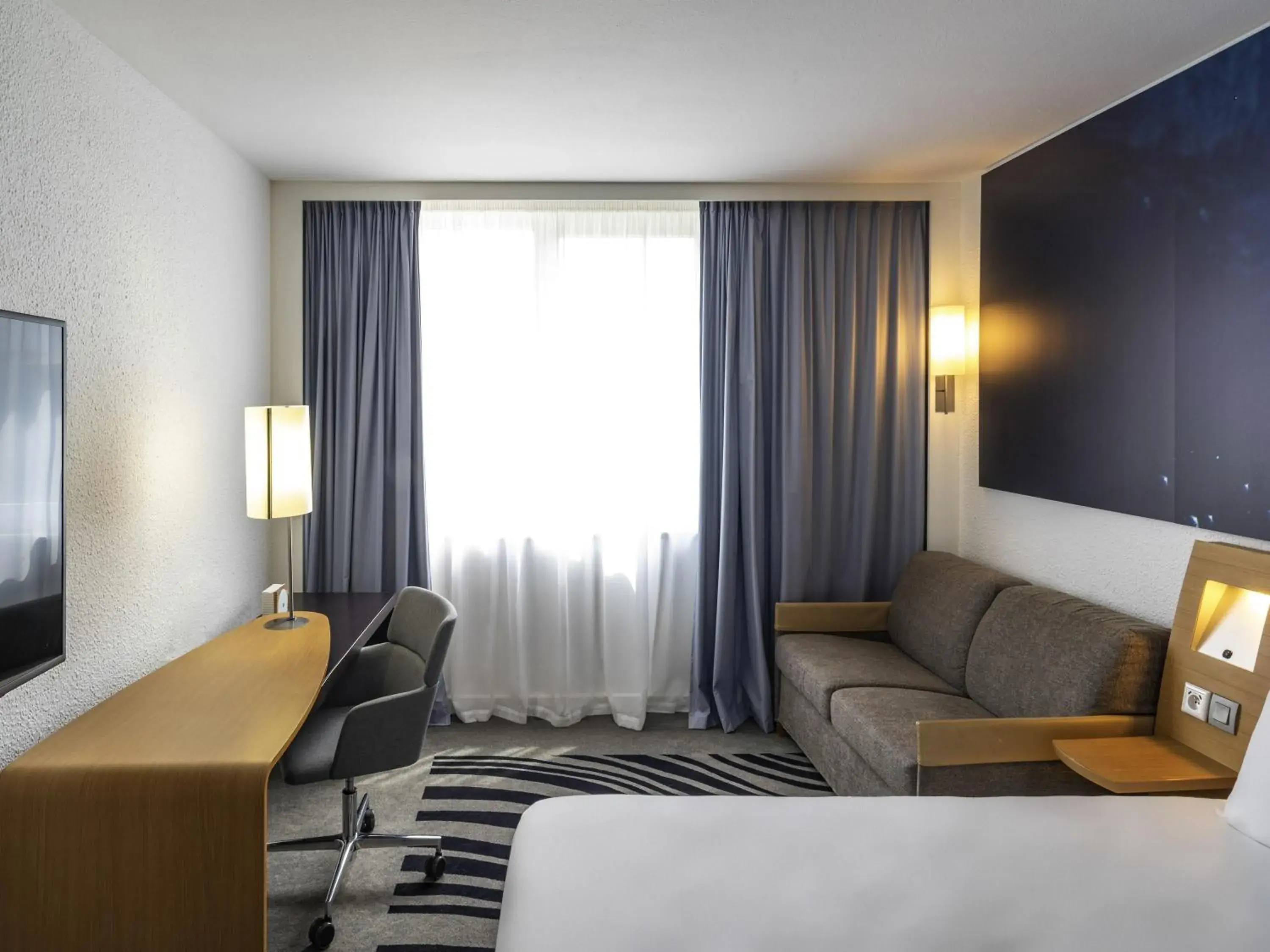 Bedroom, Bed in Hotel Novotel Evry Courcouronnes Bedroom, Bed in Hotel Novotel Evry Courcouronnes