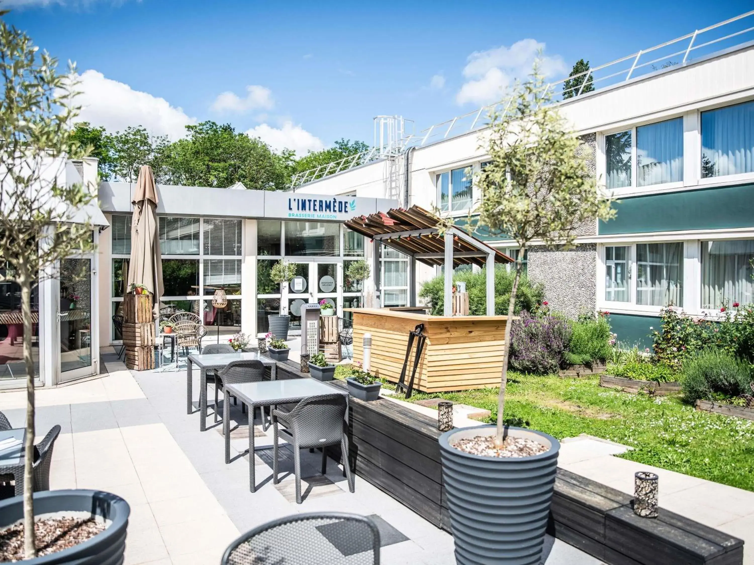 Property building in Hotel Novotel Evry Courcouronnes Property building in Hotel Novotel Evry Courcouronnes