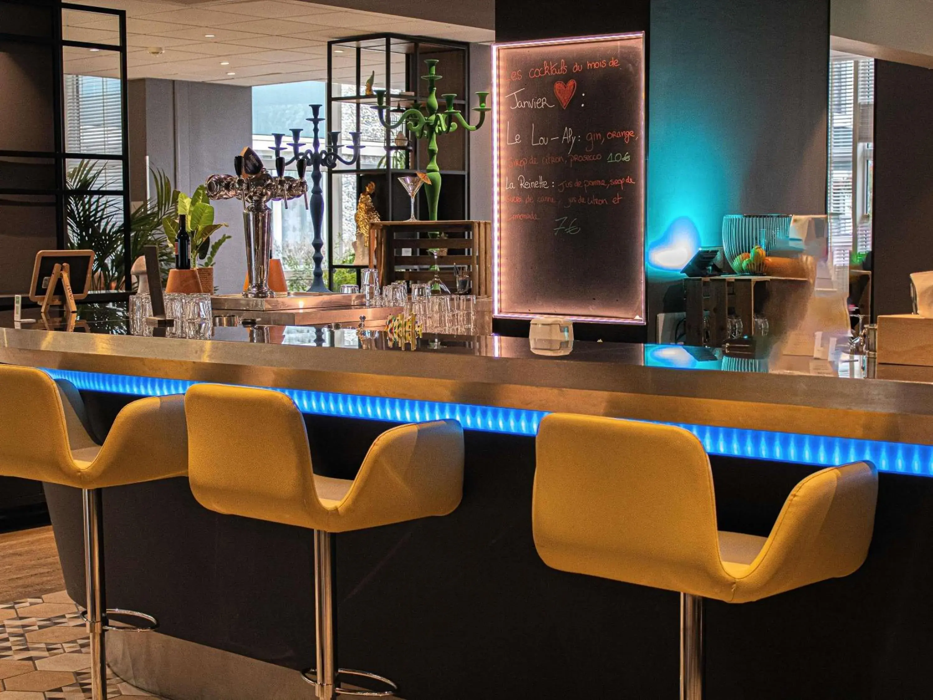 Property building in Hotel Novotel Evry Courcouronnes Property building in Hotel Novotel Evry Courcouronnes