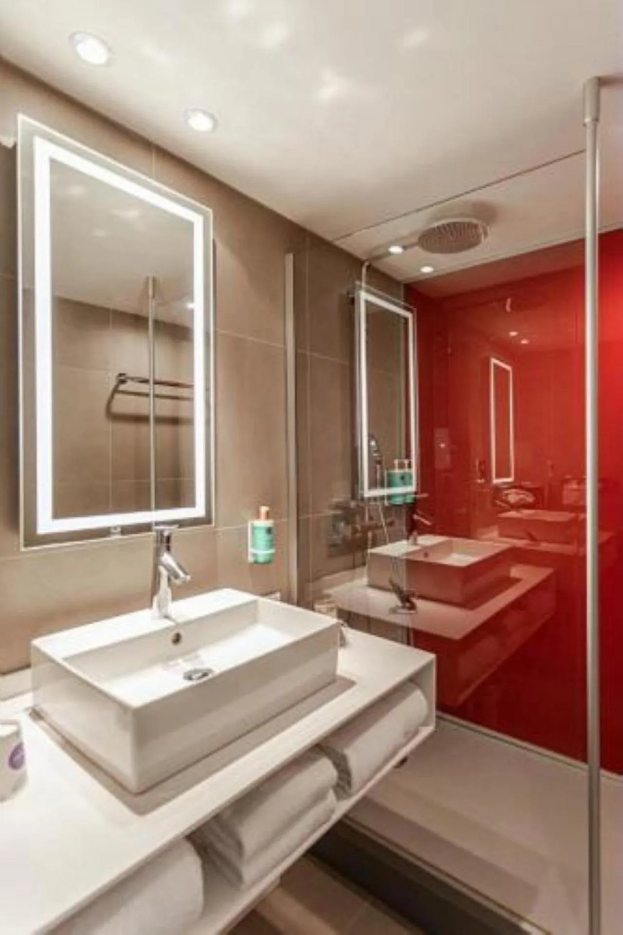 Shower in Novotel Valence Sud