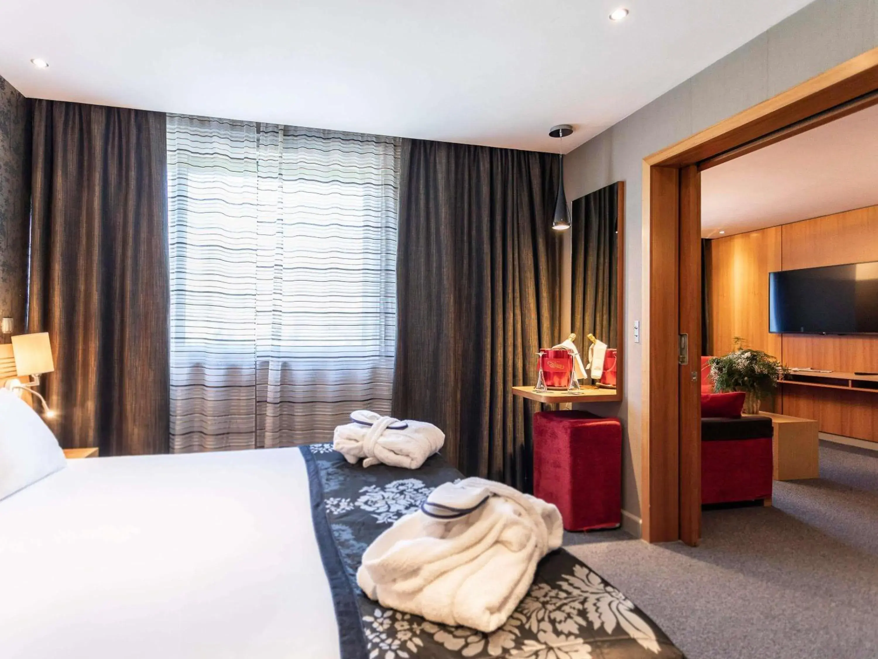 Bedroom, Bed in Novotel Valence Sud Bedroom, Bed in Novotel Valence Sud