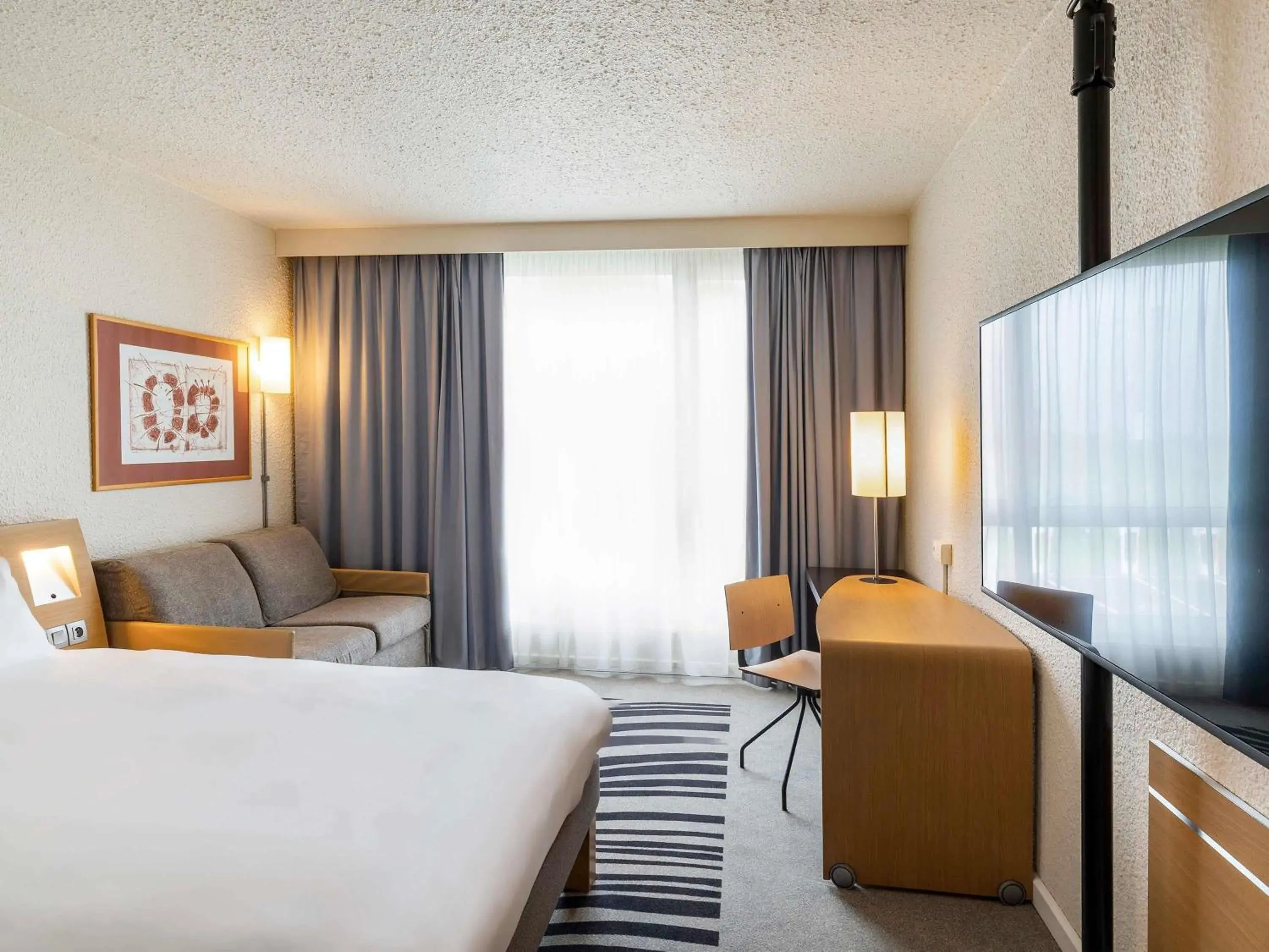 Bedroom, Bed in Hôtel Novotel Valenciennes Bedroom, Bed in Hôtel Novotel Valenciennes