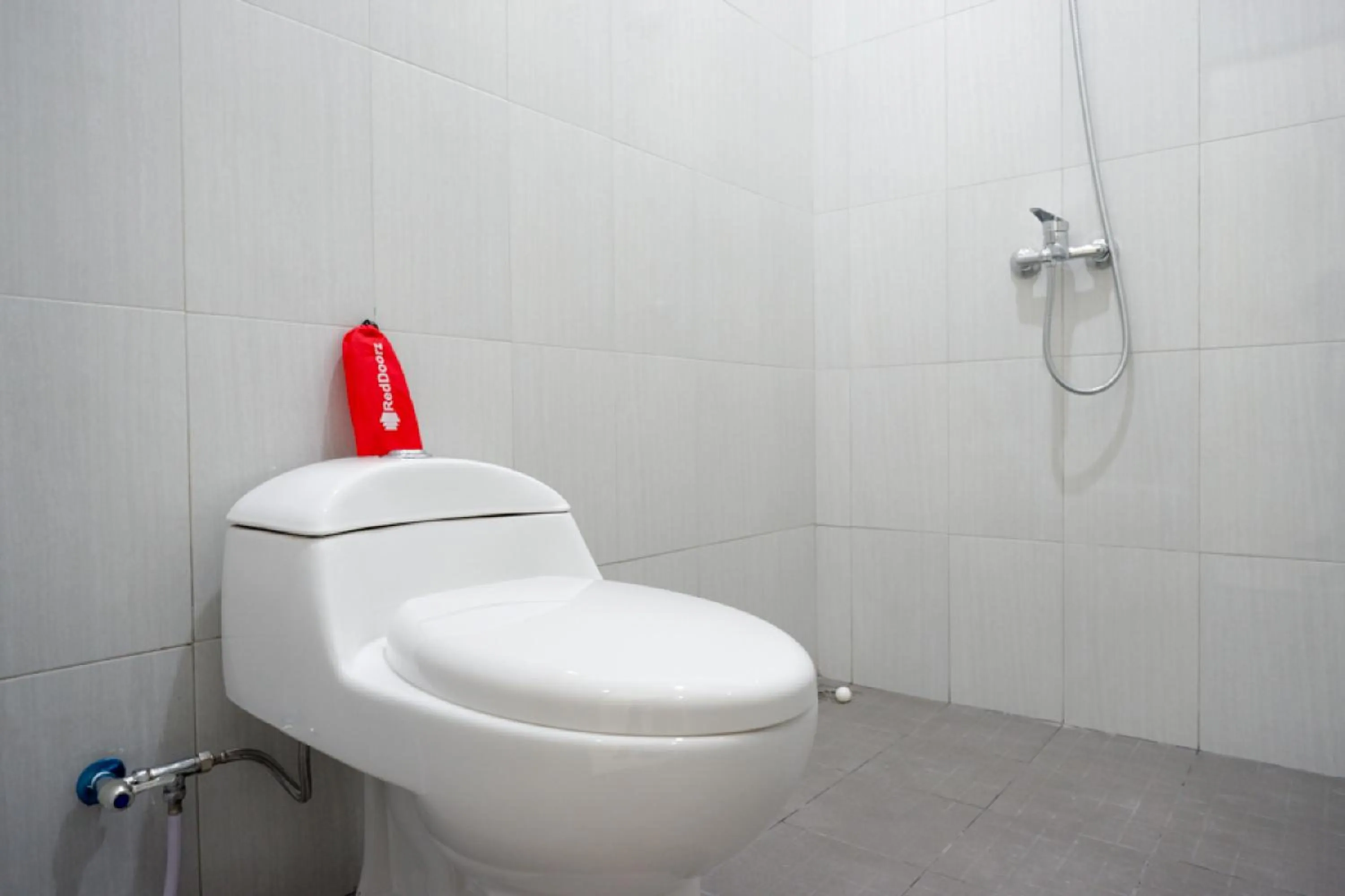 Bathroom in RedDoorz near Alun Alun Kudus 2