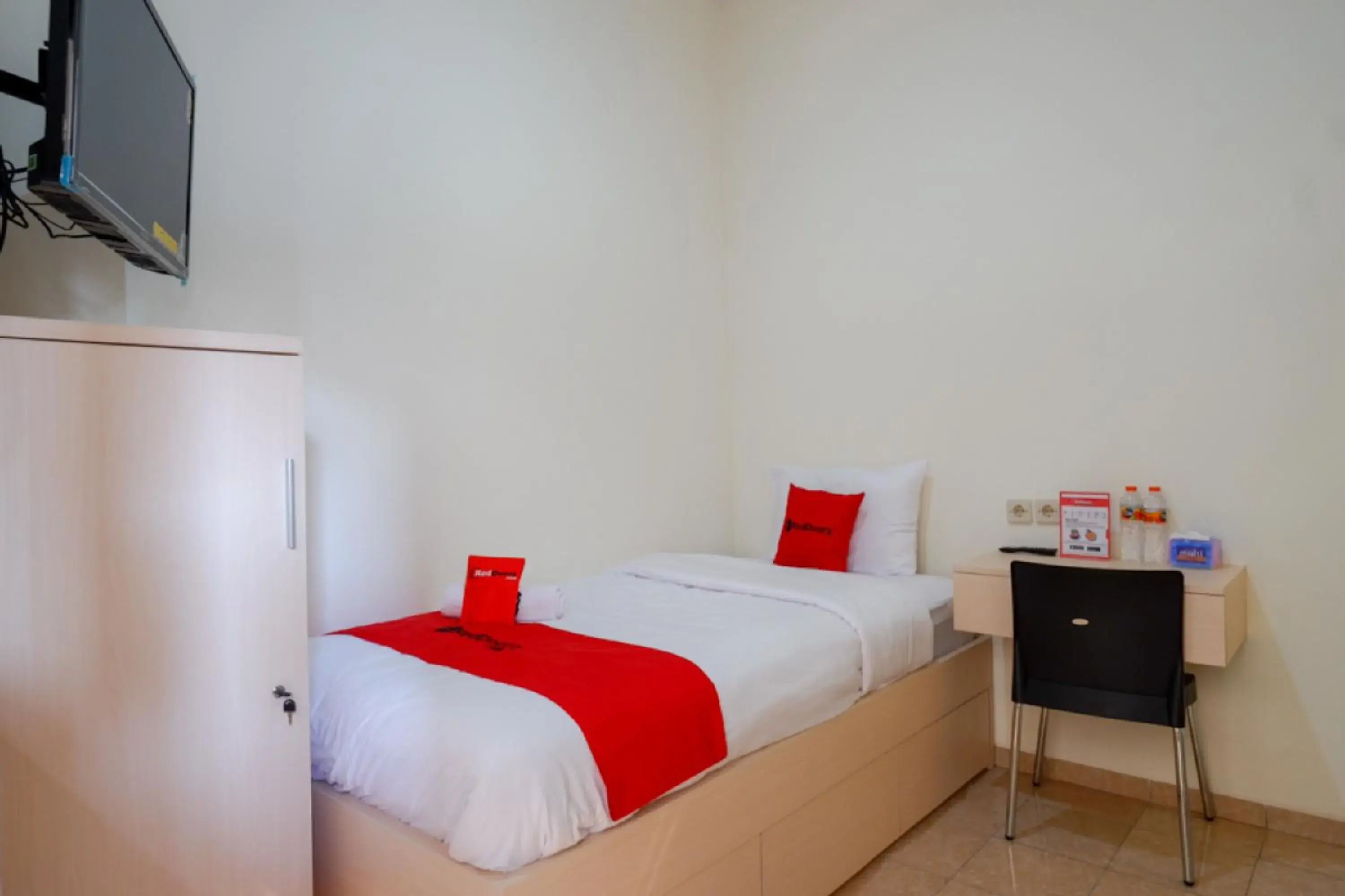 Bedroom, Bed in RedDoorz near Alun Alun Kudus 2 Bedroom, Bed in RedDoorz near Alun Alun Kudus 2