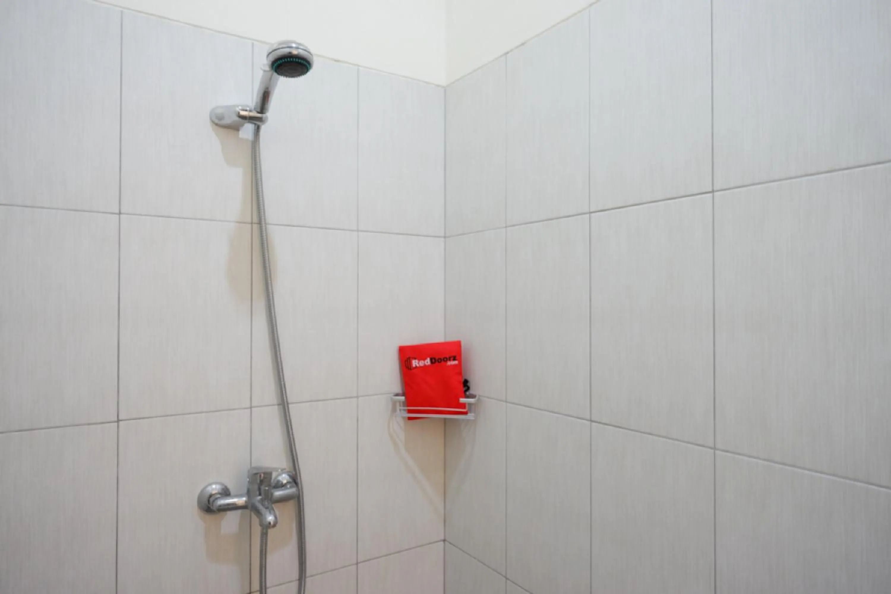 Bathroom in RedDoorz near Alun Alun Kudus 2