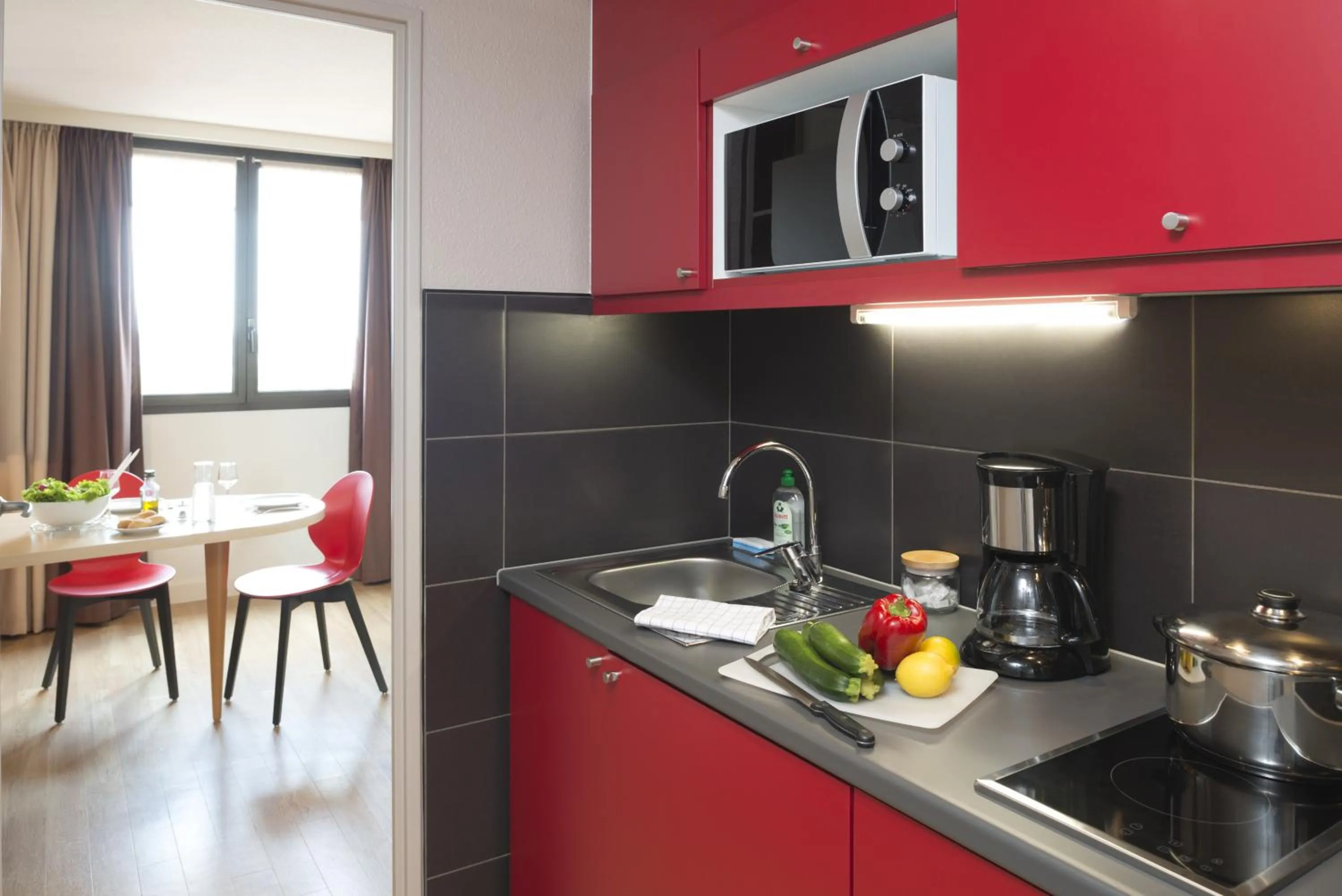 Kitchen or kitchenette in Aparthotel Adagio Toulouse Centre Ramblas