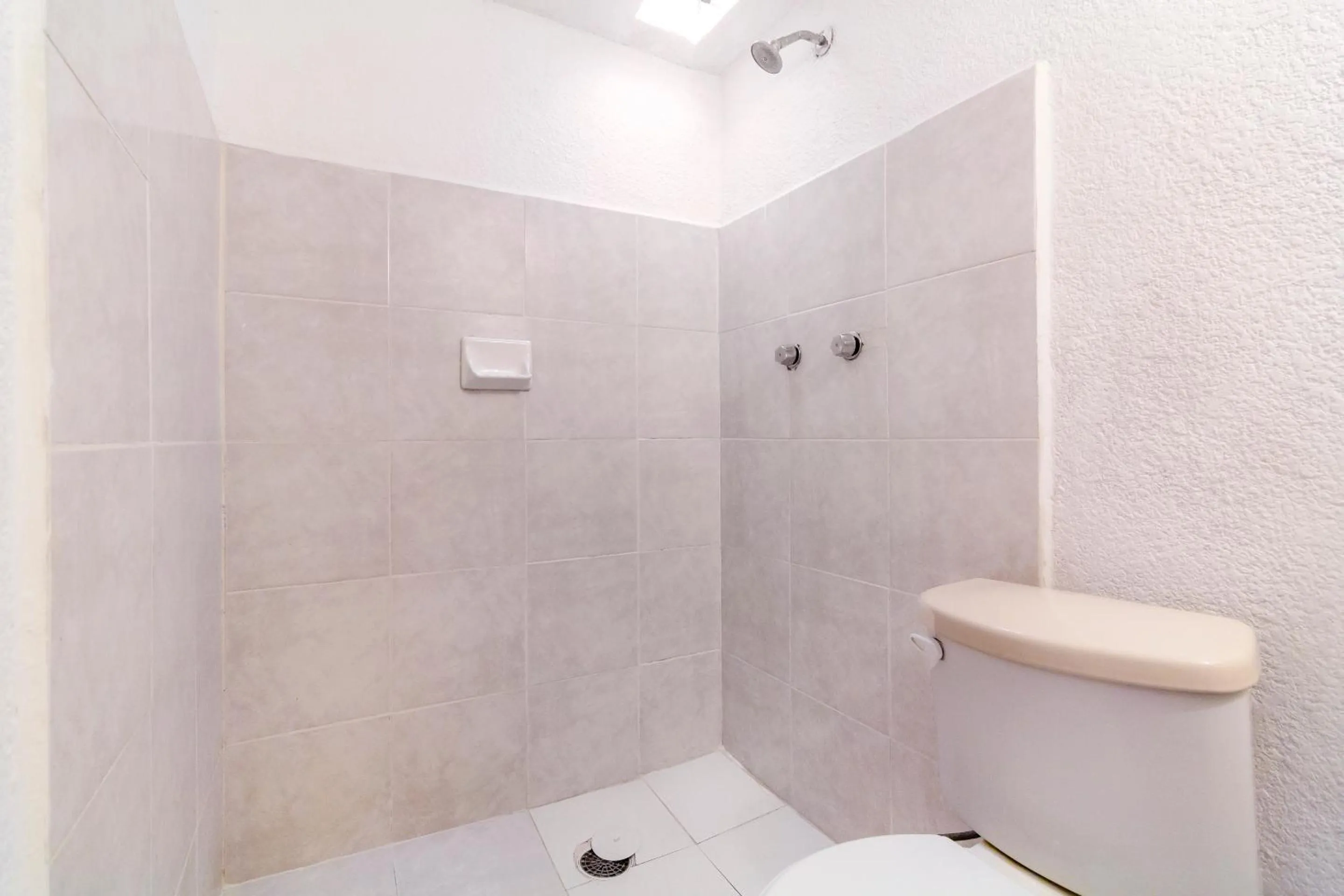 Bathroom in OYO Hotel Las Nubes,Mercado de Dulces y Artesanias Ambar