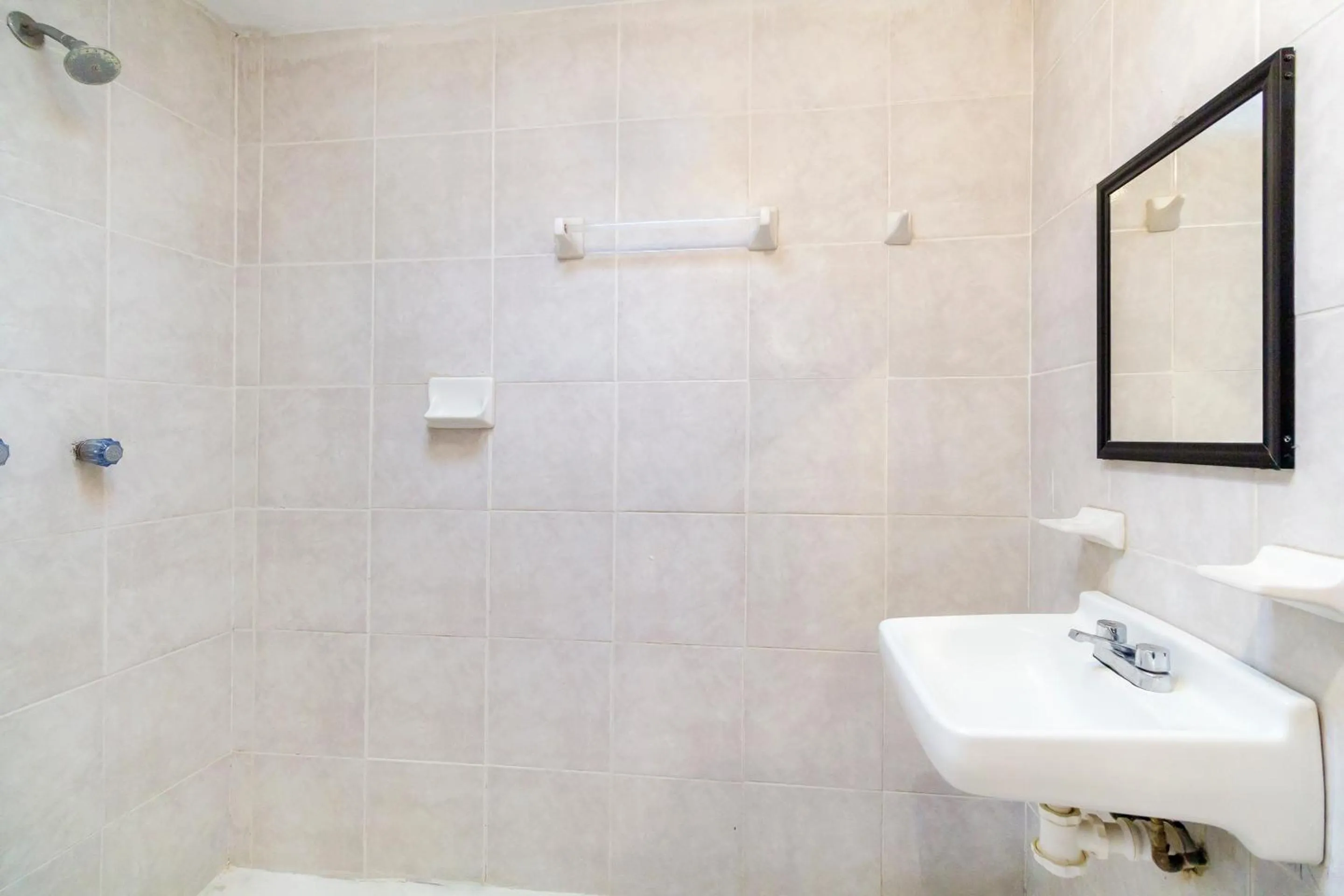 Bathroom in OYO Hotel Las Nubes,Mercado de Dulces y Artesanias Ambar