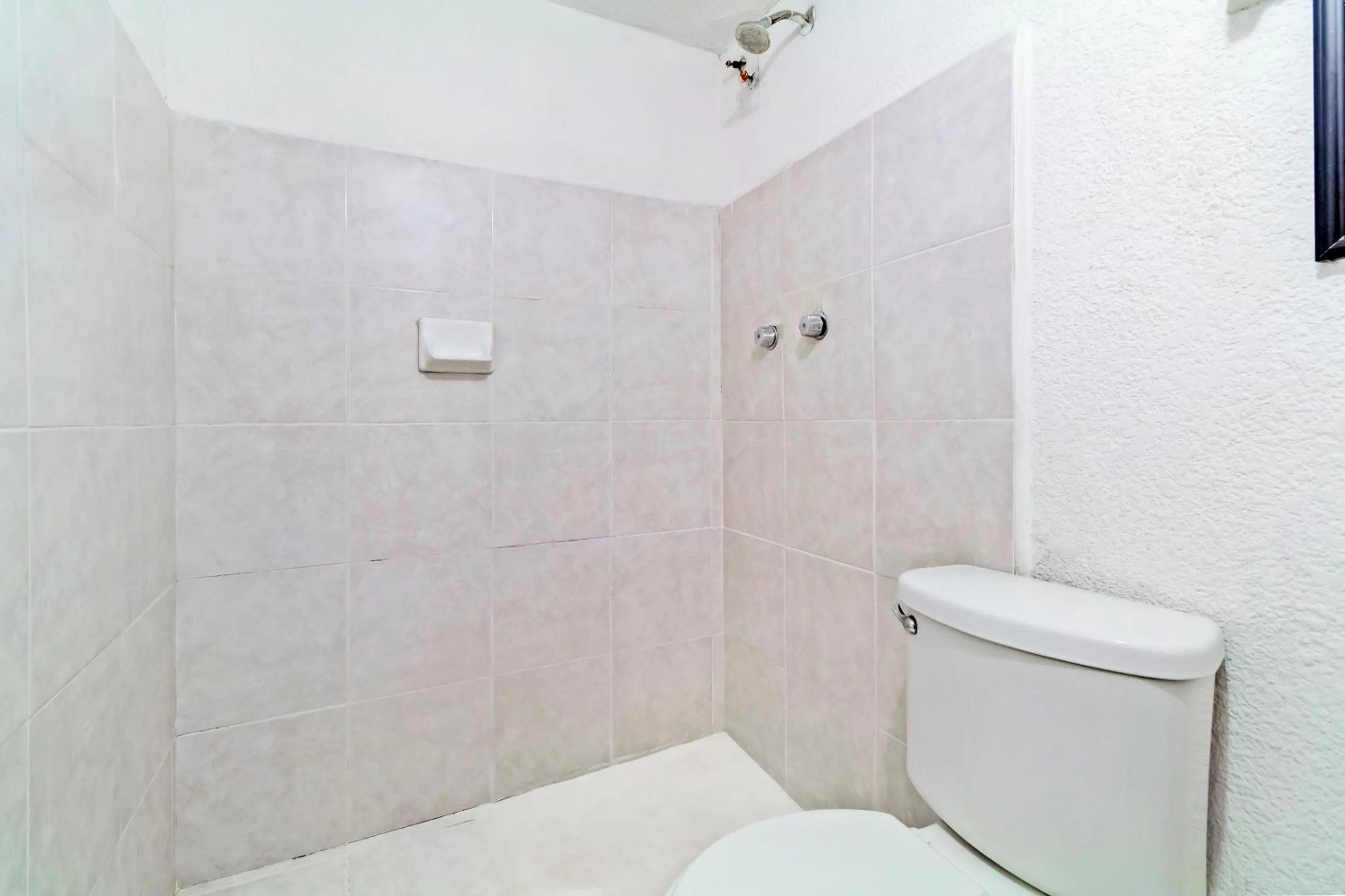 Bathroom in OYO Hotel Las Nubes,Mercado de Dulces y Artesanias Ambar