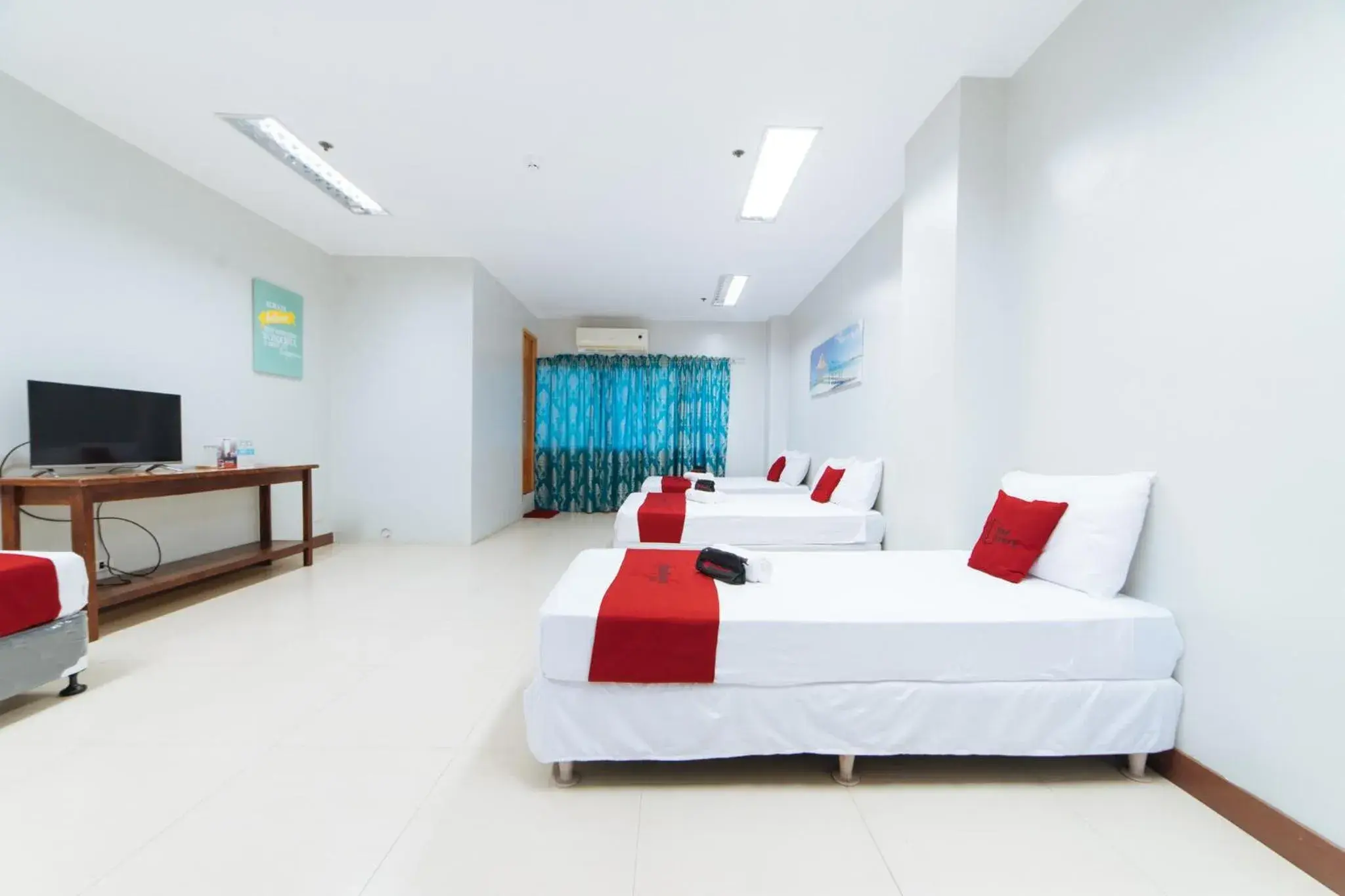 TV and multimedia, Bed in RedDoorz @ San Jose Tagbak Jaro Iloilo TV and multimedia, Bed in RedDoorz @ San Jose Tagbak Jaro Iloilo