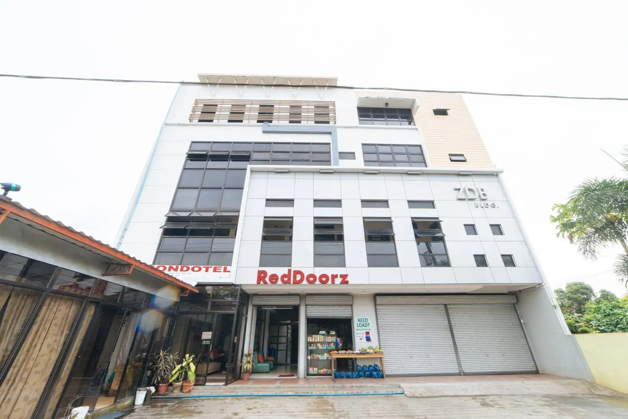 Property building in RedDoorz @ San Jose Tagbak Jaro Iloilo Property building in RedDoorz @ San Jose Tagbak Jaro Iloilo