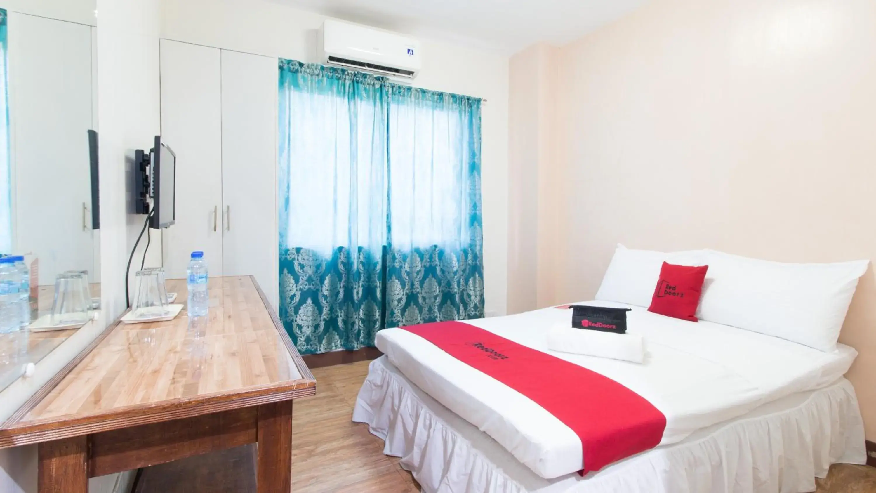 TV and multimedia, Bed in RedDoorz @ San Jose Tagbak Jaro Iloilo TV and multimedia, Bed in RedDoorz @ San Jose Tagbak Jaro Iloilo
