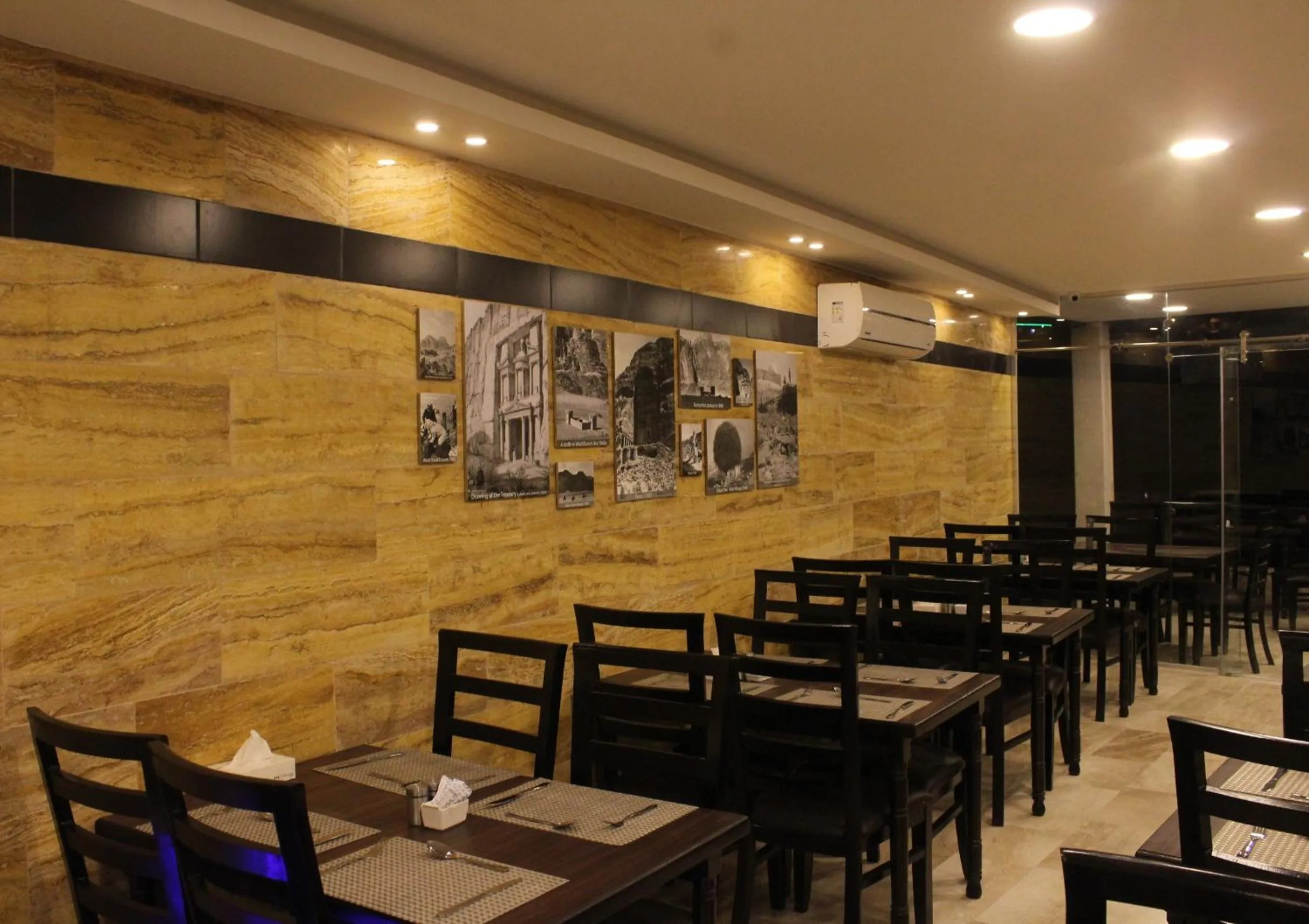 Restaurant/places to eat in Petra Corner Hotel