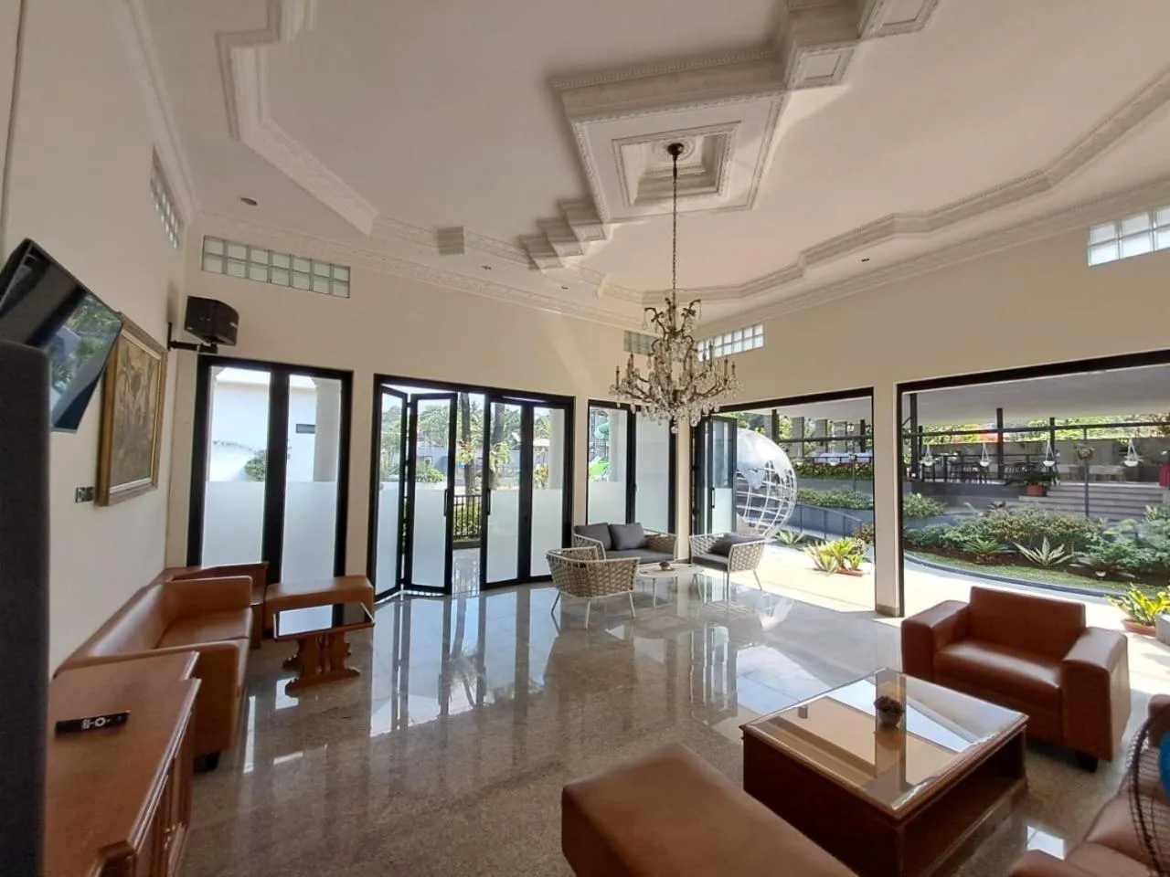 Living room in HOTEL & WISMA BINTANG JADAYAT