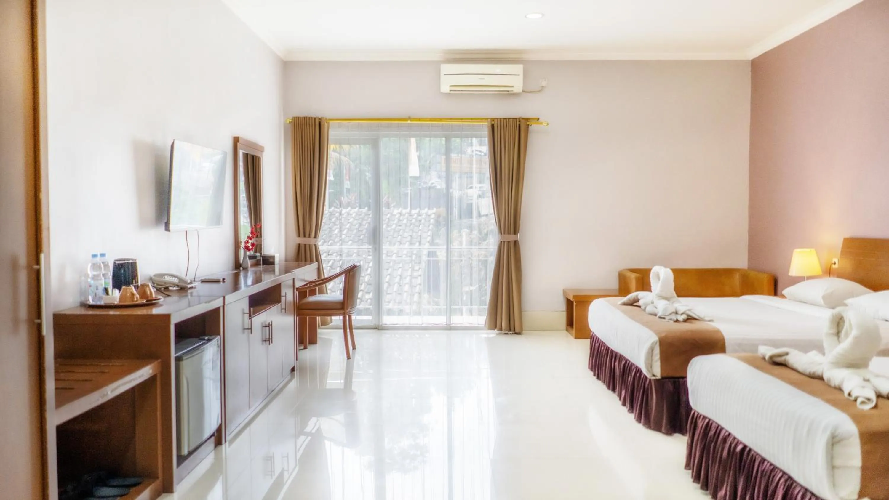 Bed in HOTEL & WISMA BINTANG JADAYAT