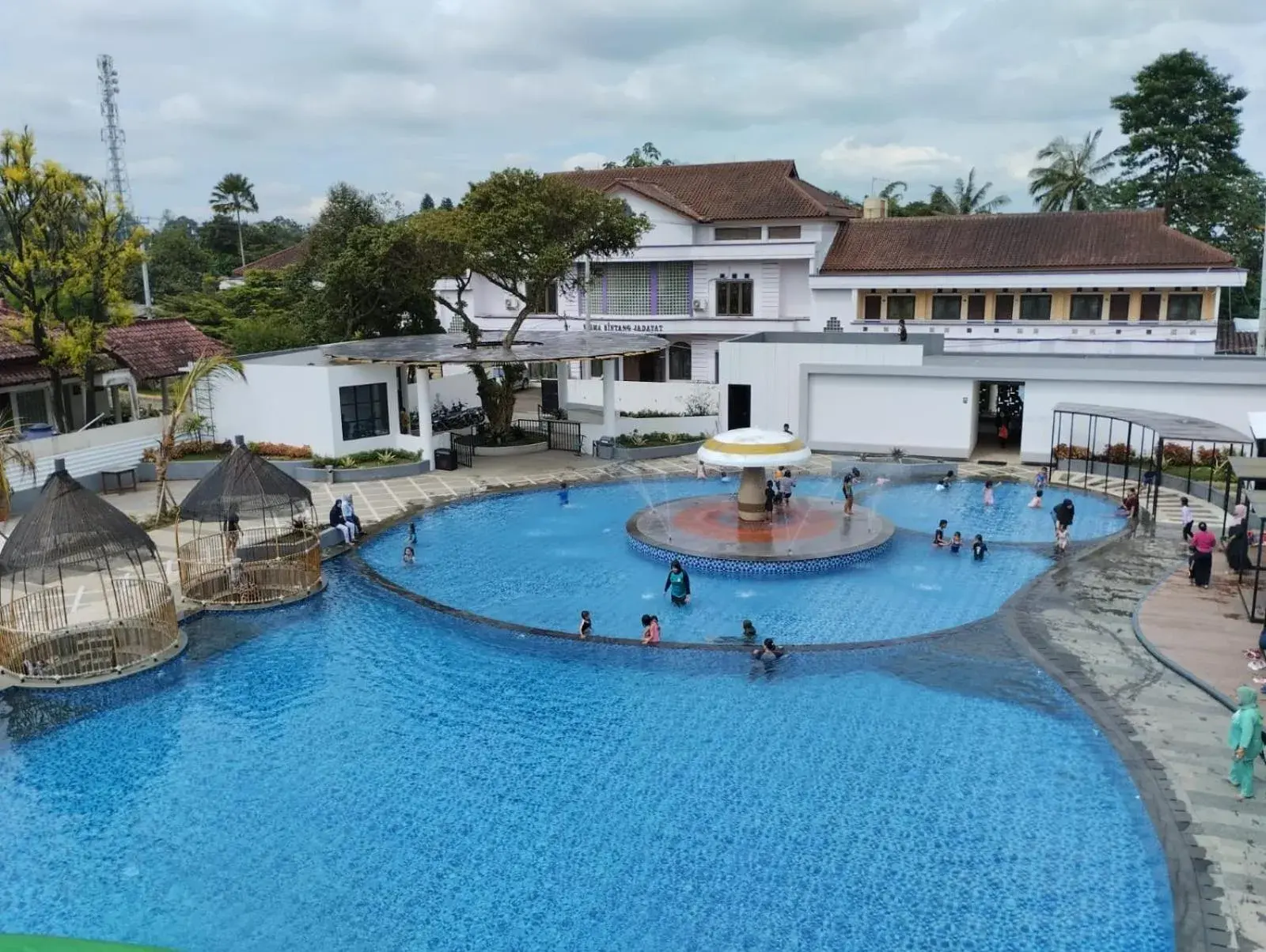 Swimming pool in HOTEL & WISMA BINTANG JADAYAT Swimming pool in HOTEL & WISMA BINTANG JADAYAT