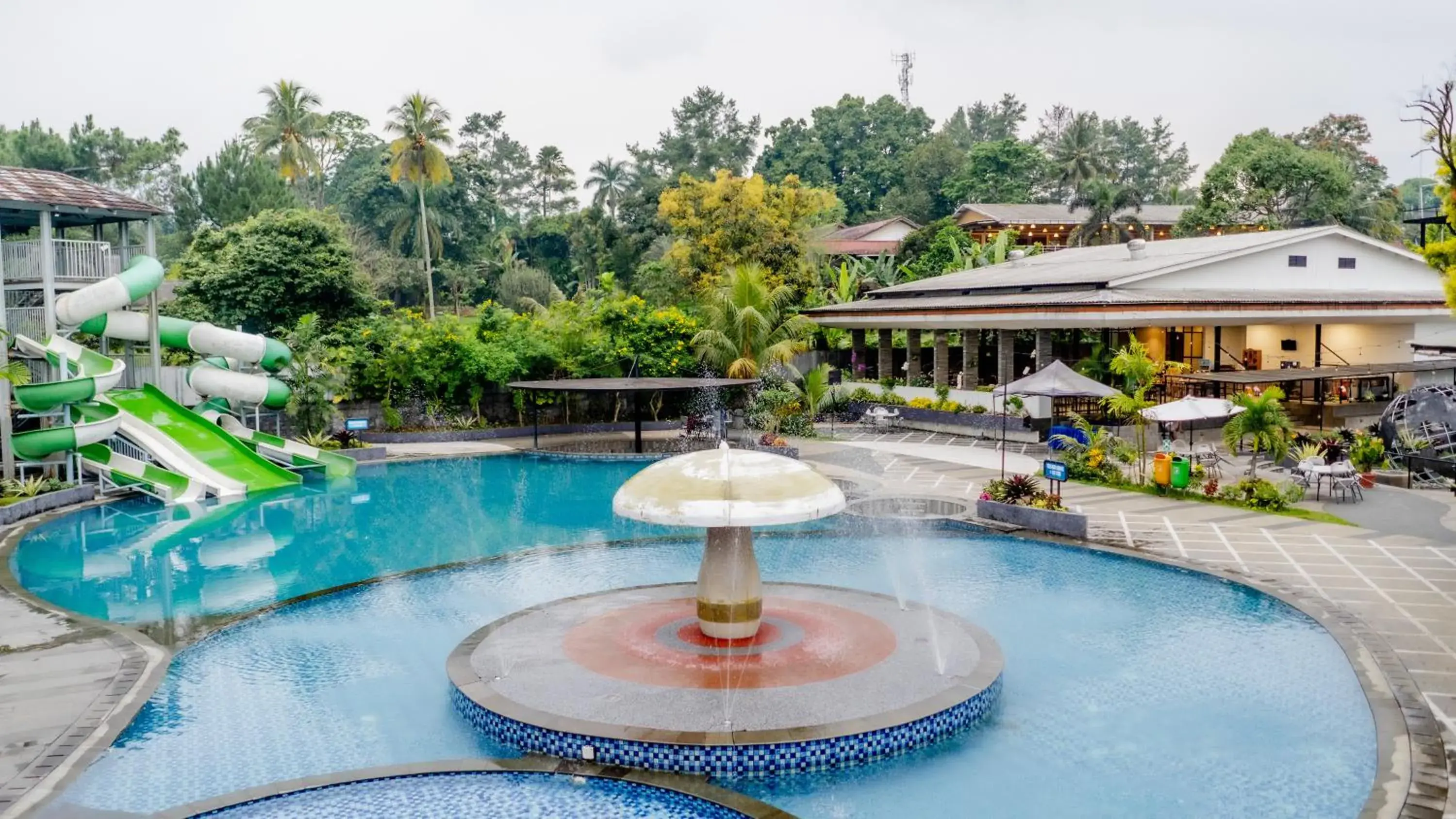 Swimming pool in HOTEL & WISMA BINTANG JADAYAT Swimming pool in HOTEL & WISMA BINTANG JADAYAT