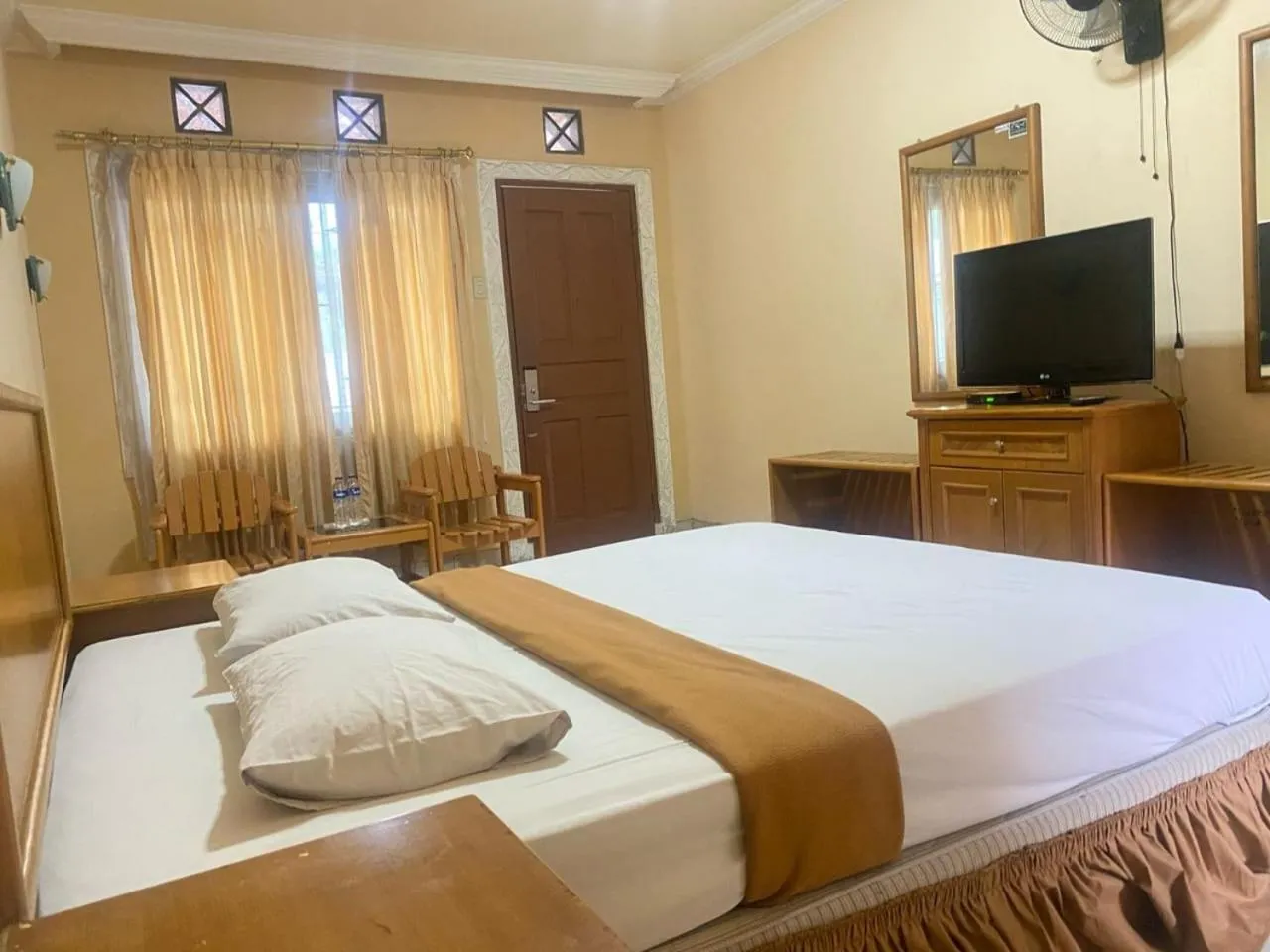 Bed in HOTEL & WISMA BINTANG JADAYAT