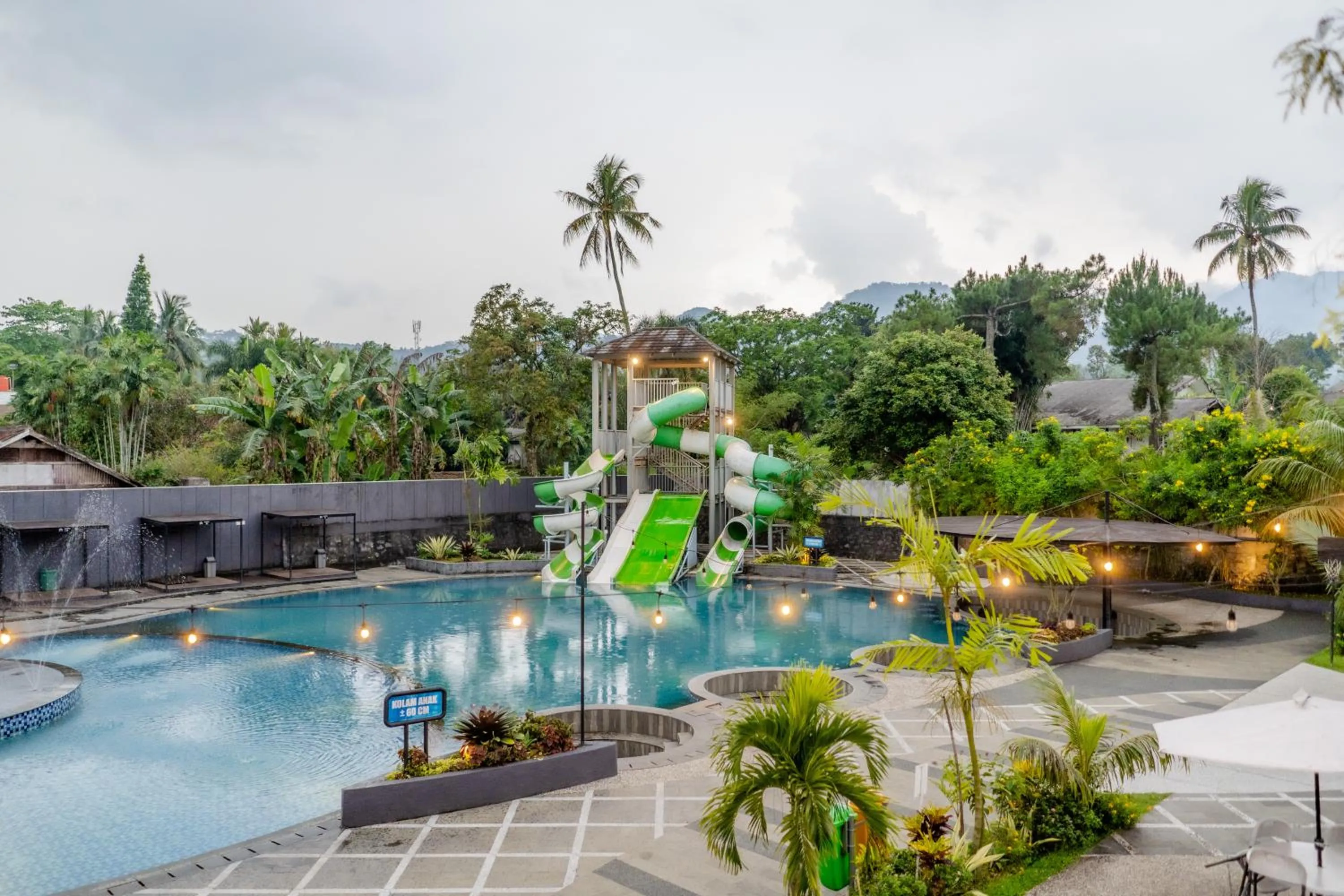 Garden view in HOTEL & WISMA BINTANG JADAYAT