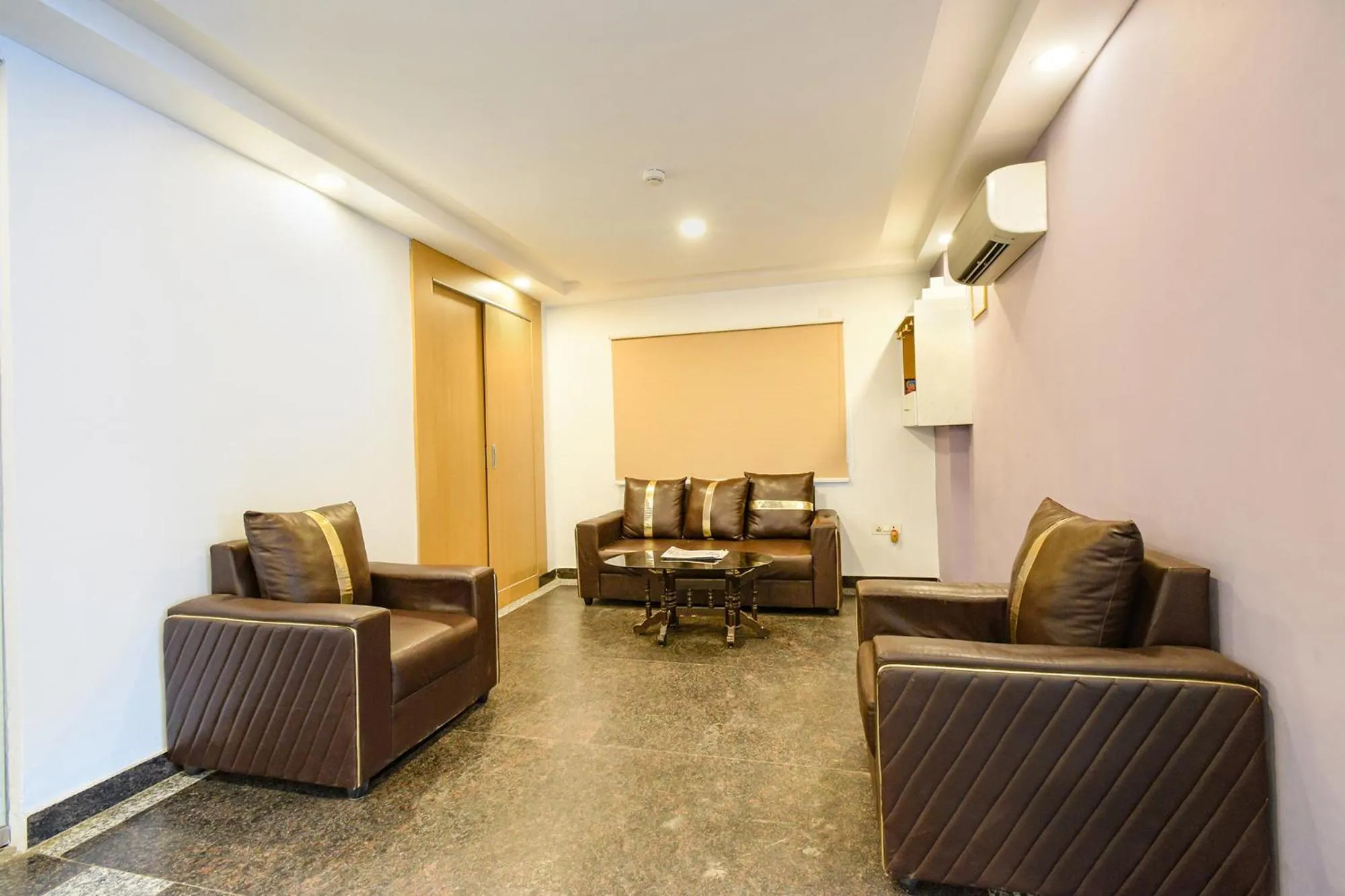 Seating area in Fabhotel Cinco Primera Nr LV Prasad, Banjara Hills