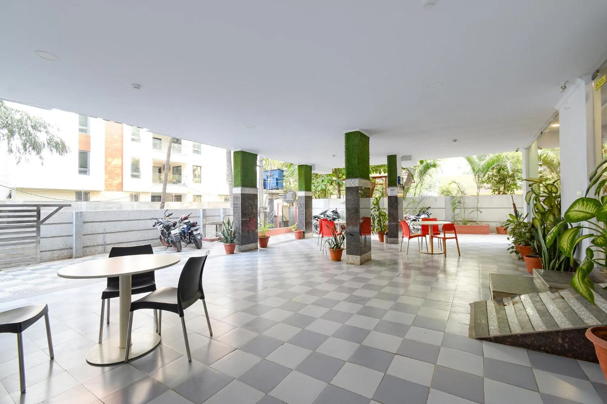 Seating area in Fabhotel Cinco Primera Nr LV Prasad, Banjara Hills